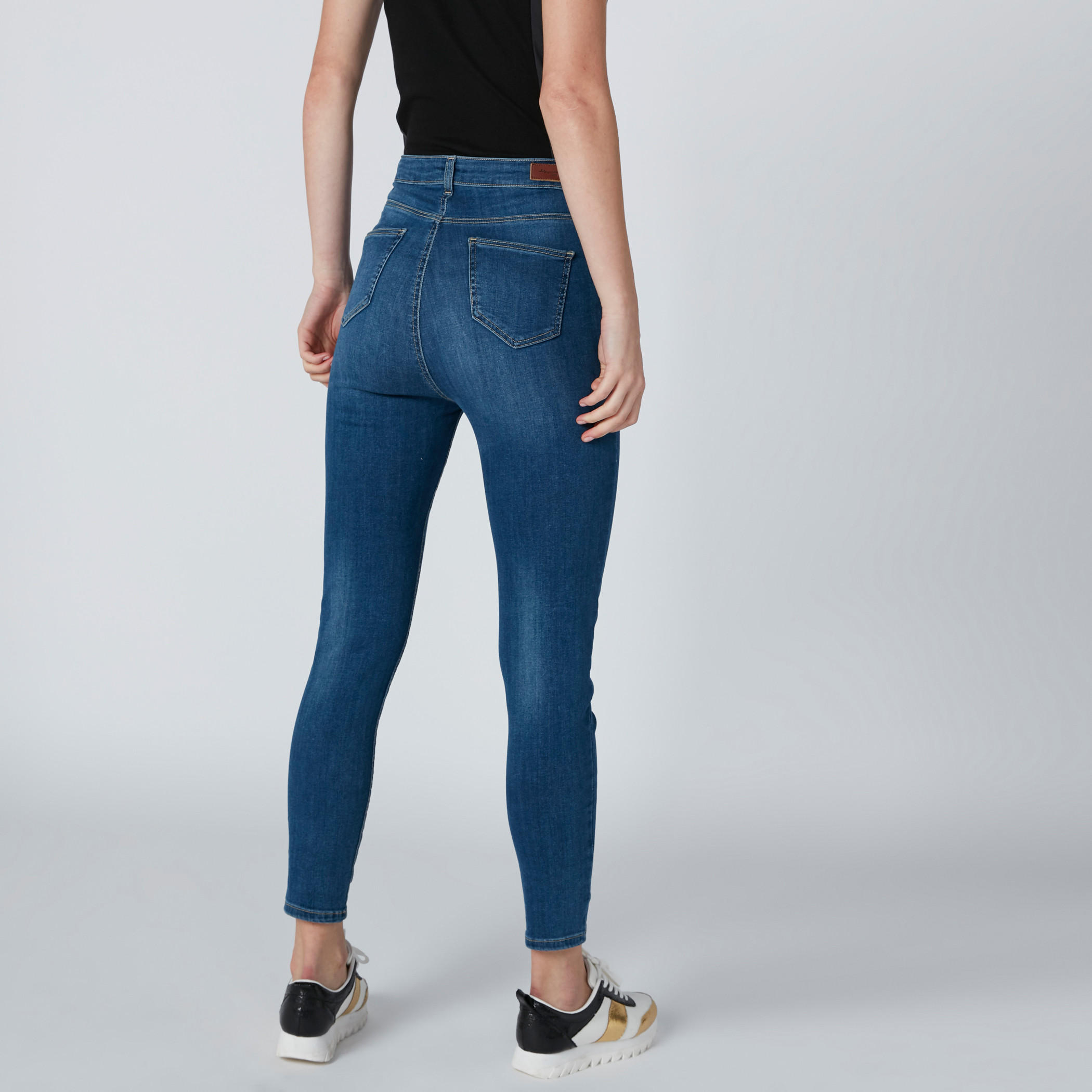 بنطال جينز سكيني بخصر متوسط الارتفاع وجيوب-women-clothing-bottoms-jeans-image-2