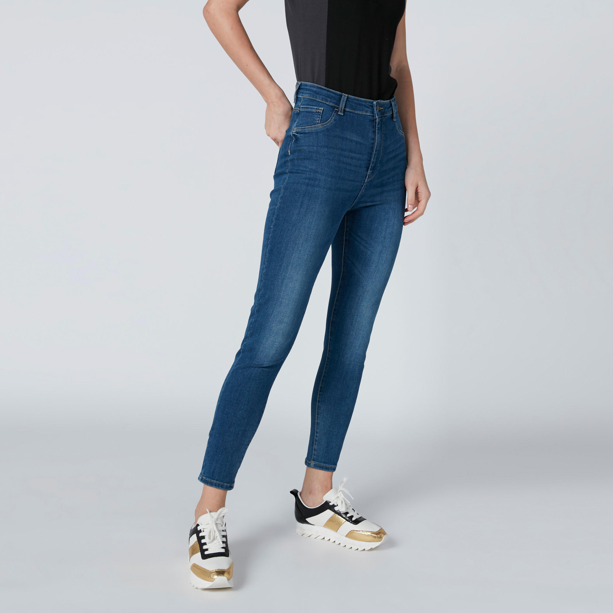 بنطال جينز سكيني بخصر متوسط الارتفاع وجيوب-women-clothing-bottoms-jeans-image-3