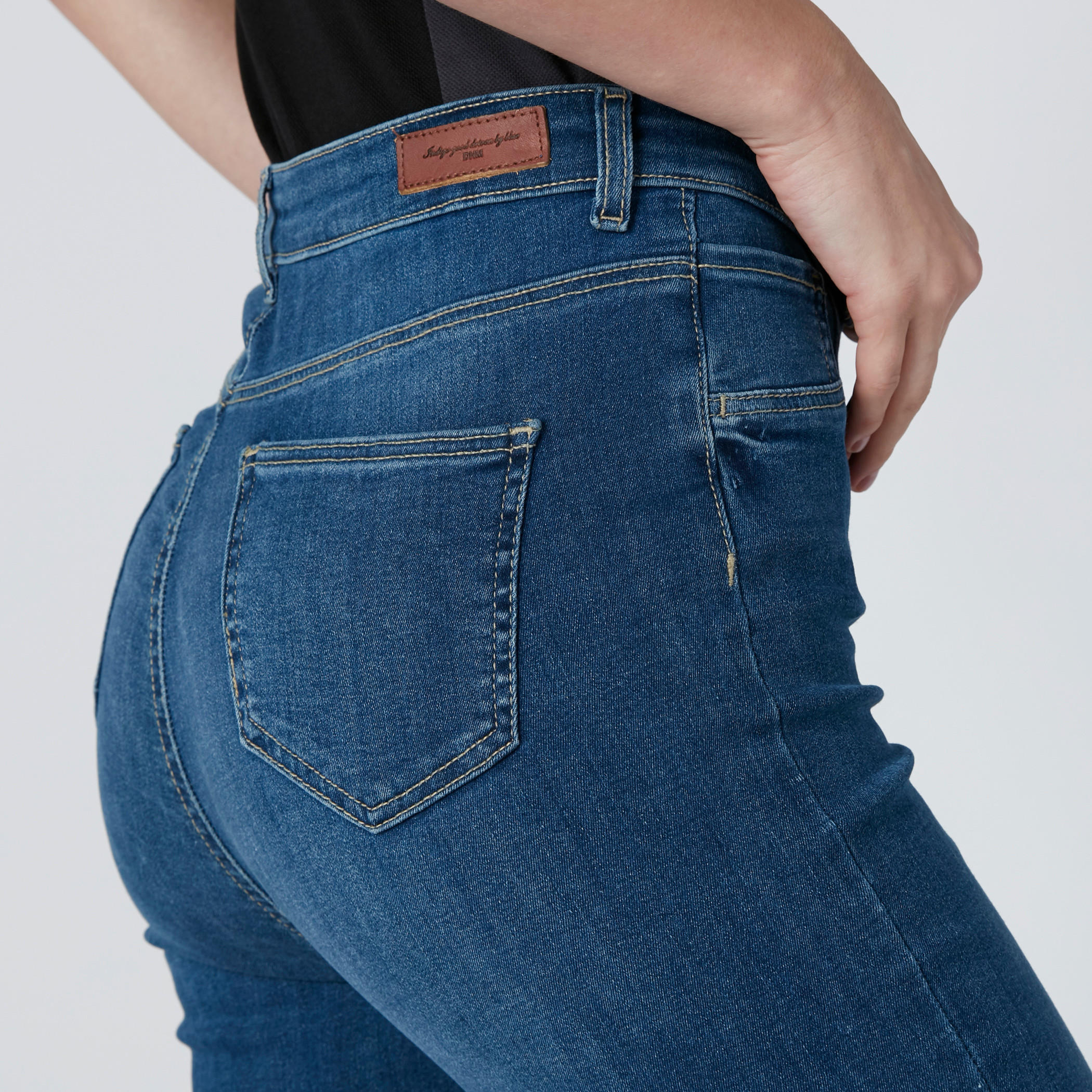 بنطال جينز سكيني بخصر متوسط الارتفاع وجيوب-women-clothing-bottoms-jeans-image-4