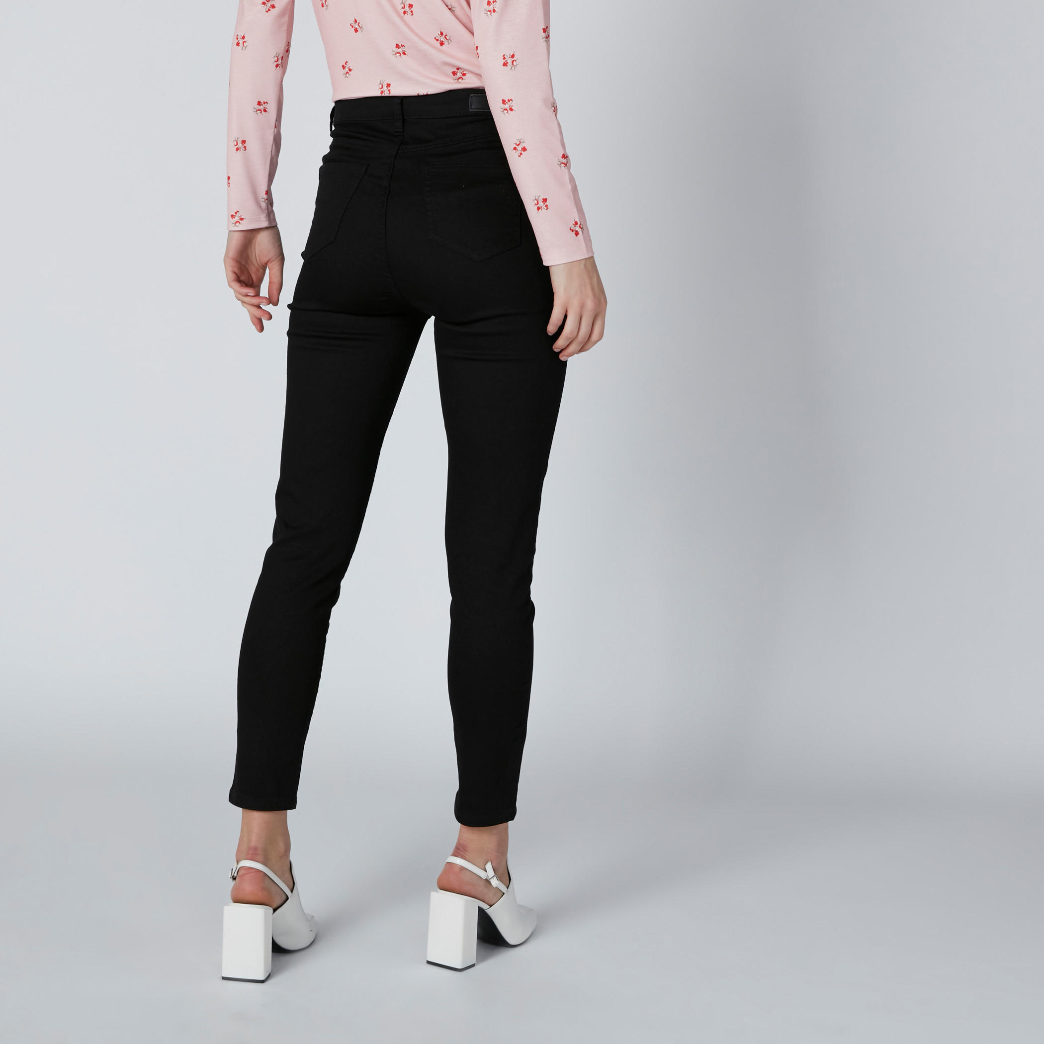 بنطال من الدينم بطول الكاحل وجيوب-women-clothing-bottoms-jeans-image-2