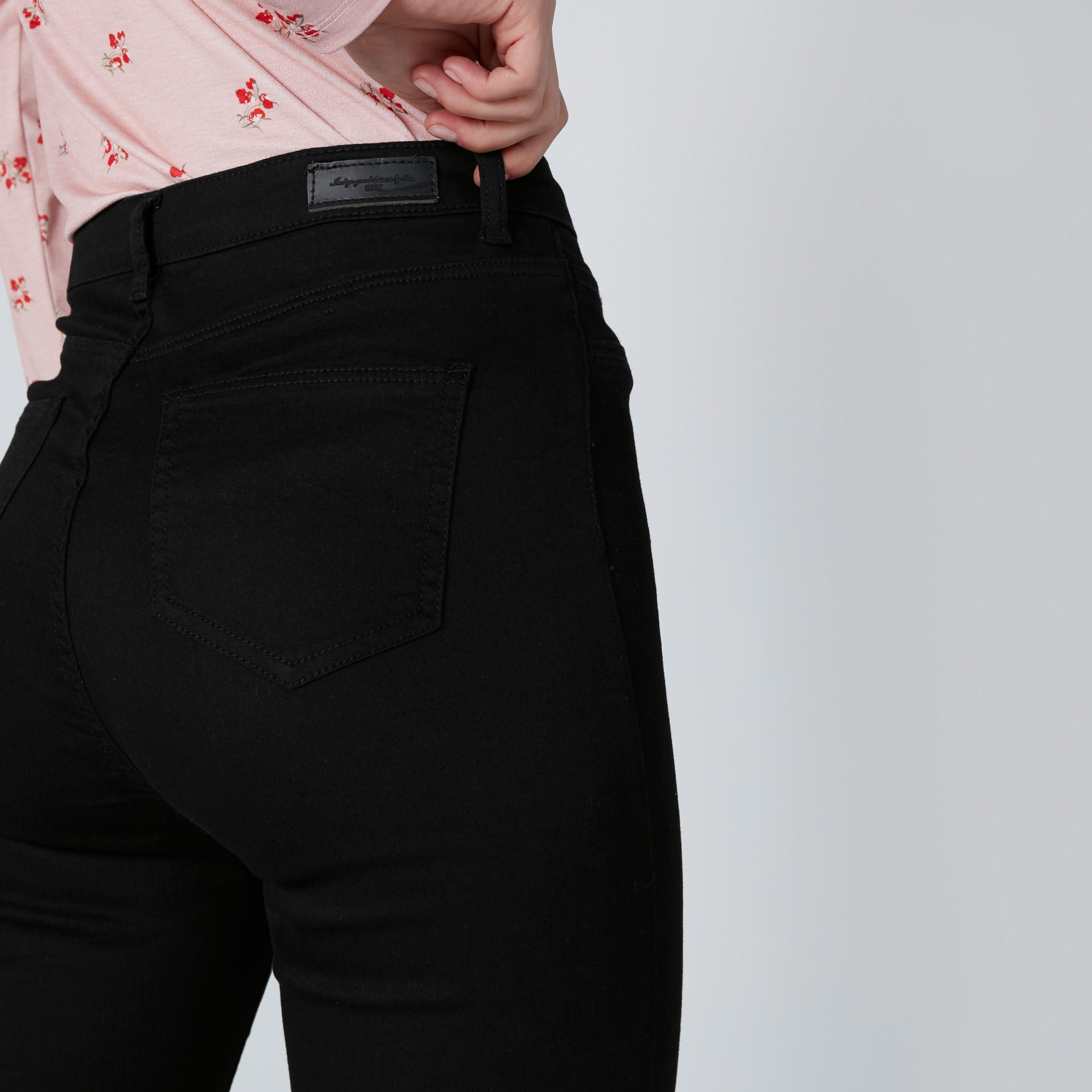 بنطال من الدينم بطول الكاحل وجيوب-women-clothing-bottoms-jeans-image-4