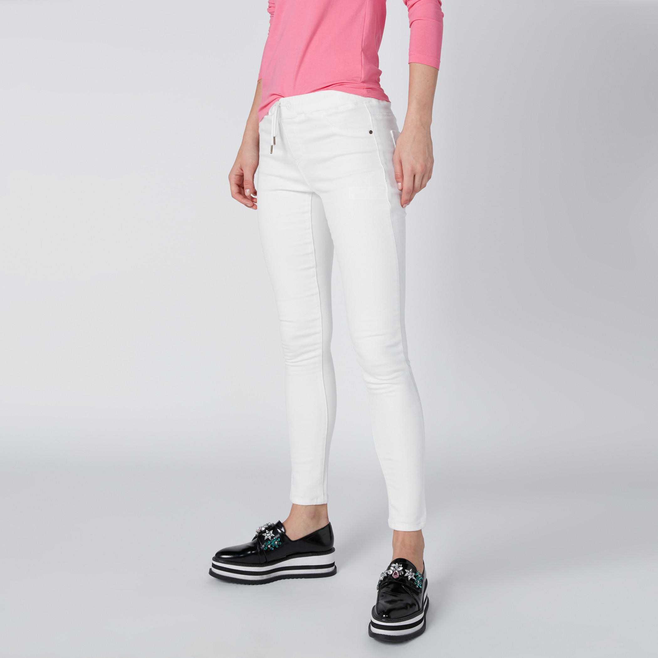 بنطال جينز بخصر منخفض وجيوب ورباط-women-clothing-bottoms-jeans-image-3