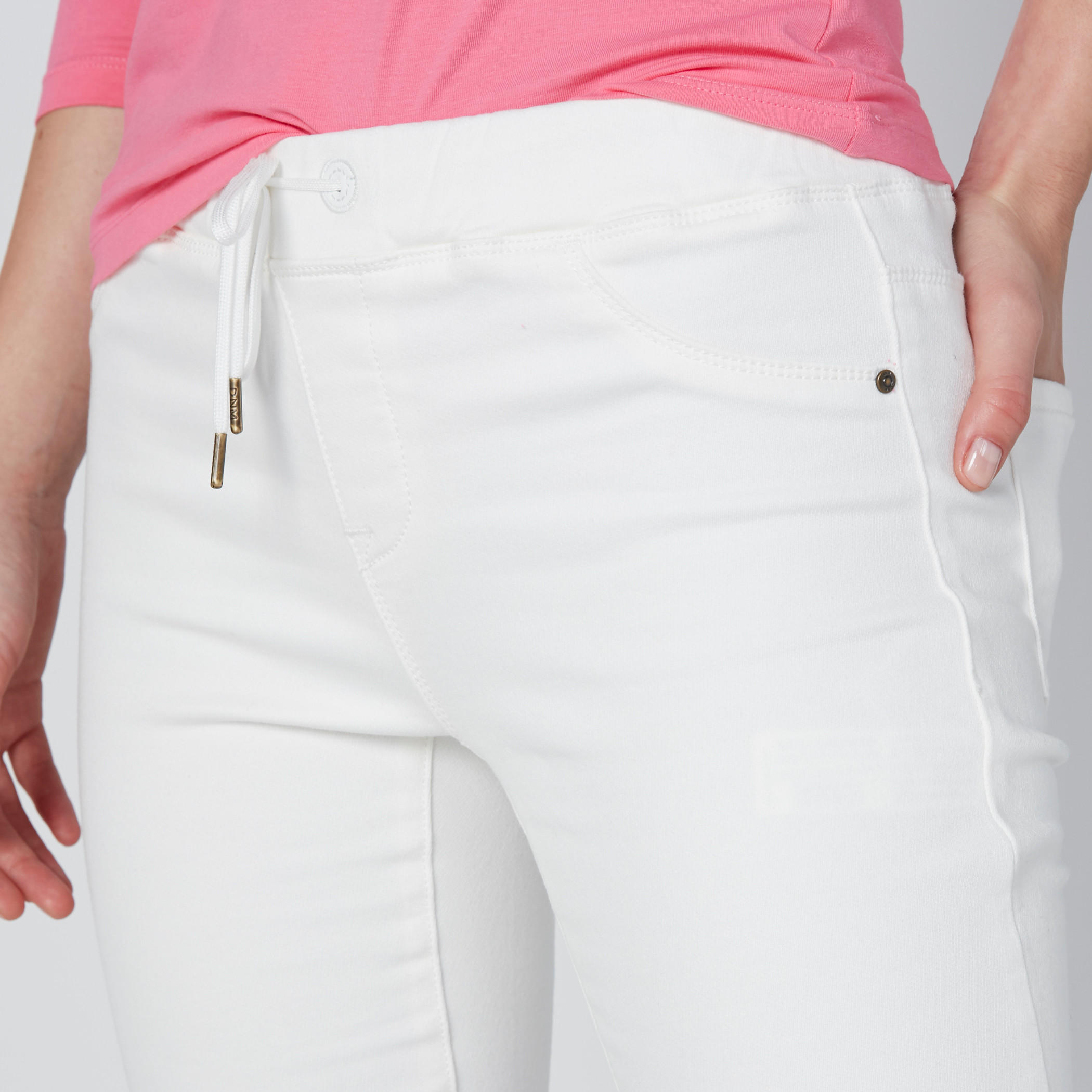 بنطال جينز بخصر منخفض وجيوب ورباط-women-clothing-bottoms-jeans-image-4