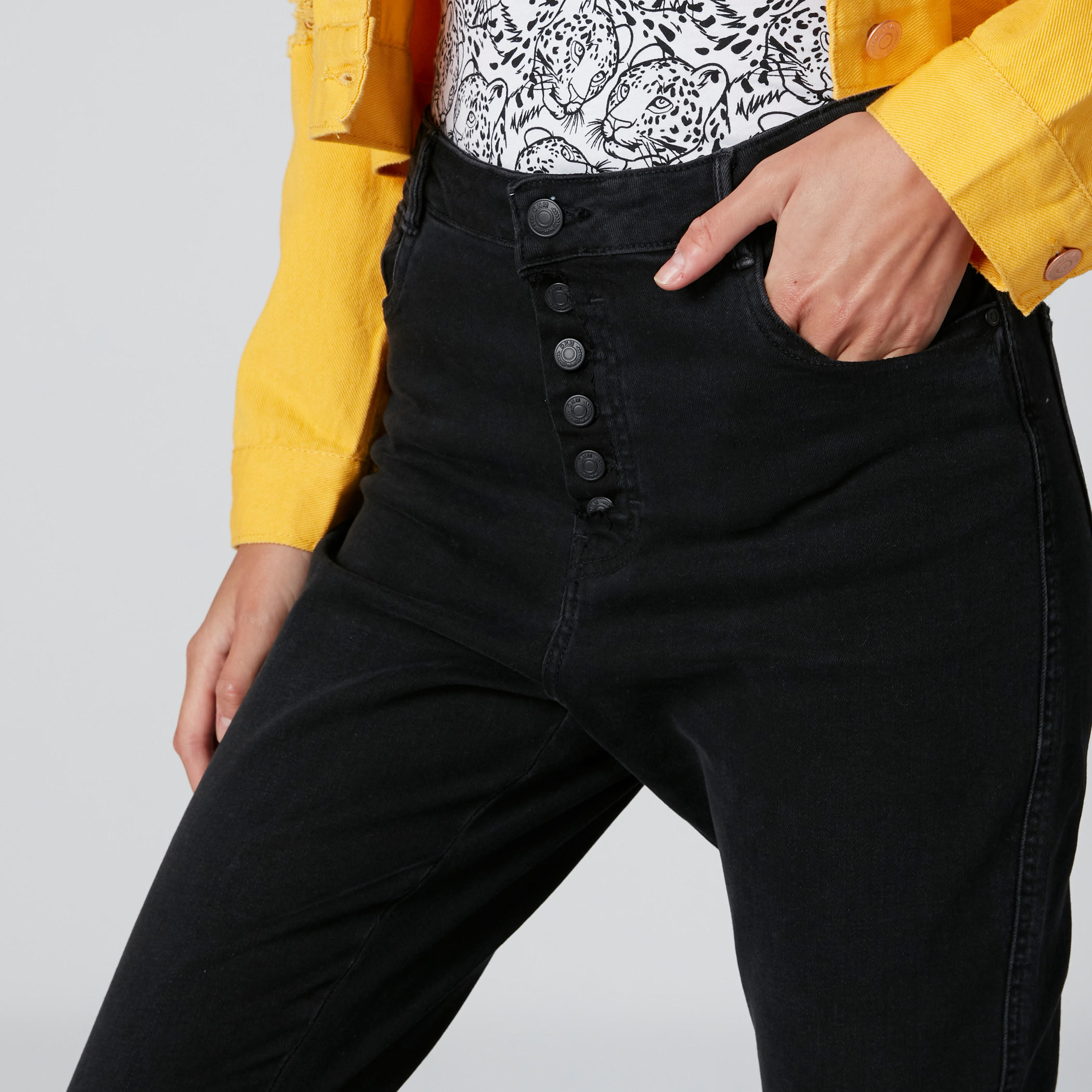 بنطال جينز عالي الخصر بزر إغلاق-women-clothing-bottoms-jeans-image-4
