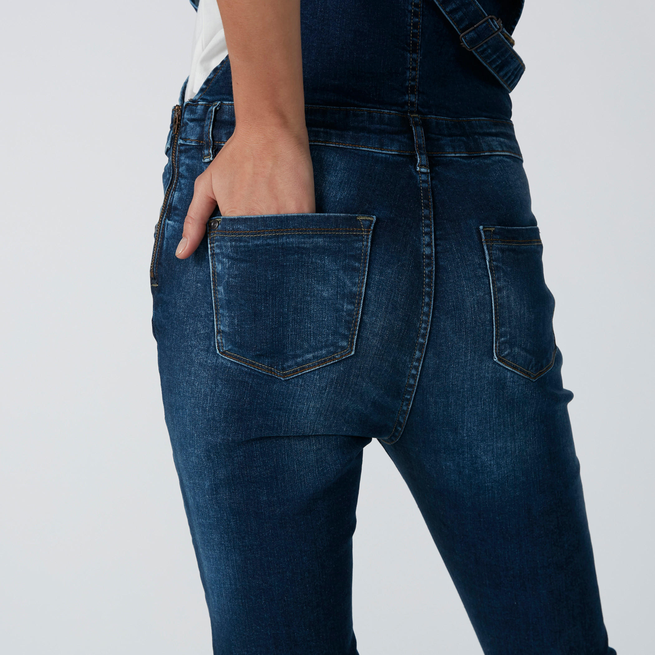 دنغري طويل من الدينم بجيوب-women-clothing-bottoms-jeans-image-5