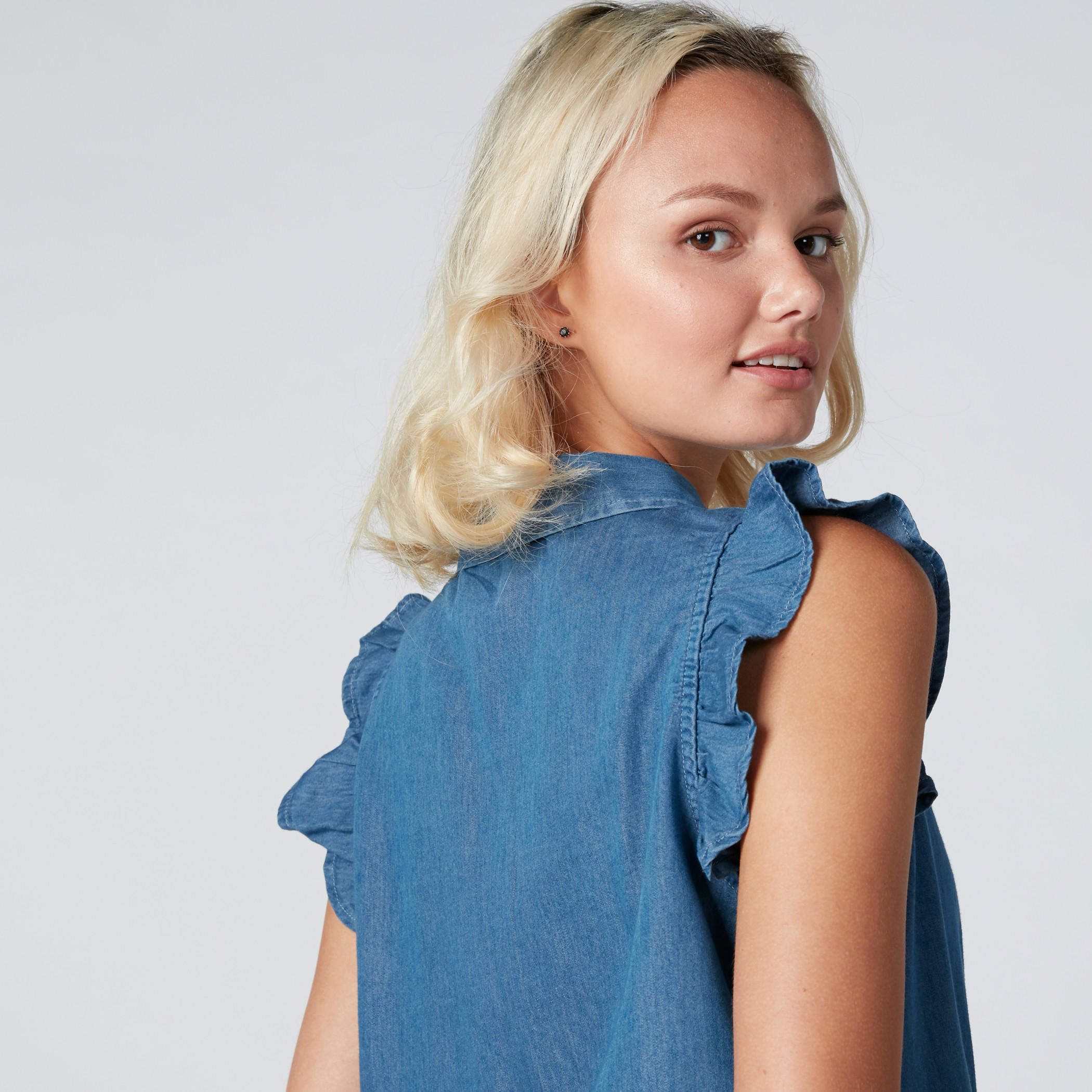 قميص دينم بتفاصيل كشكش وحوّاف مطّاطية-women-clothing-shirtsandblouses-shirts-image-4