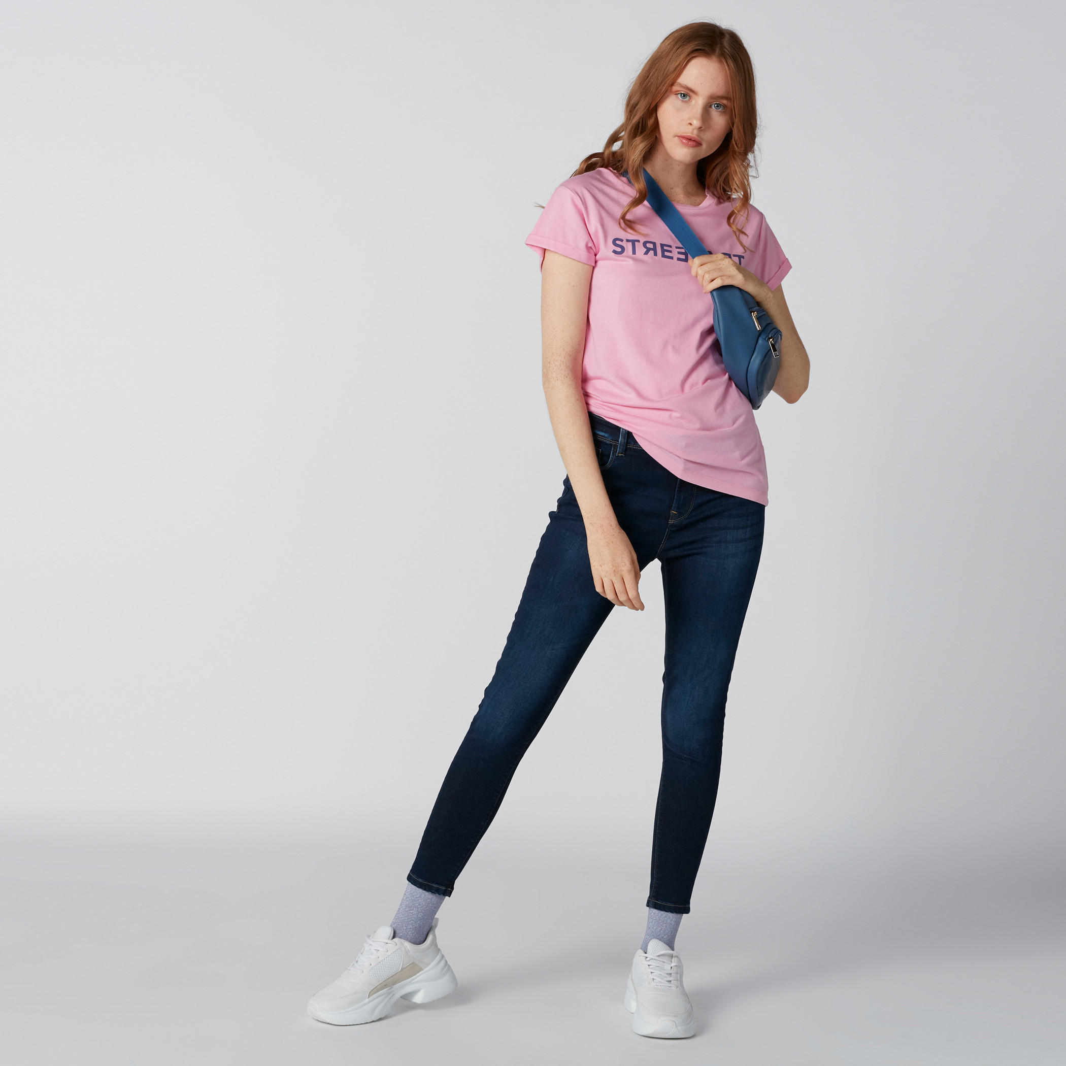 بنطال جينز بقصّة سكيني وخصر منخفض-women-clothing-bottoms-jeans-image-1