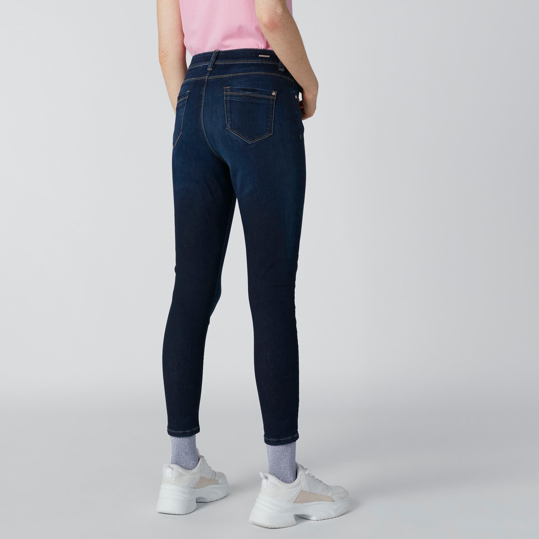 بنطال جينز بقصّة سكيني وخصر منخفض-women-clothing-bottoms-jeans-image-2