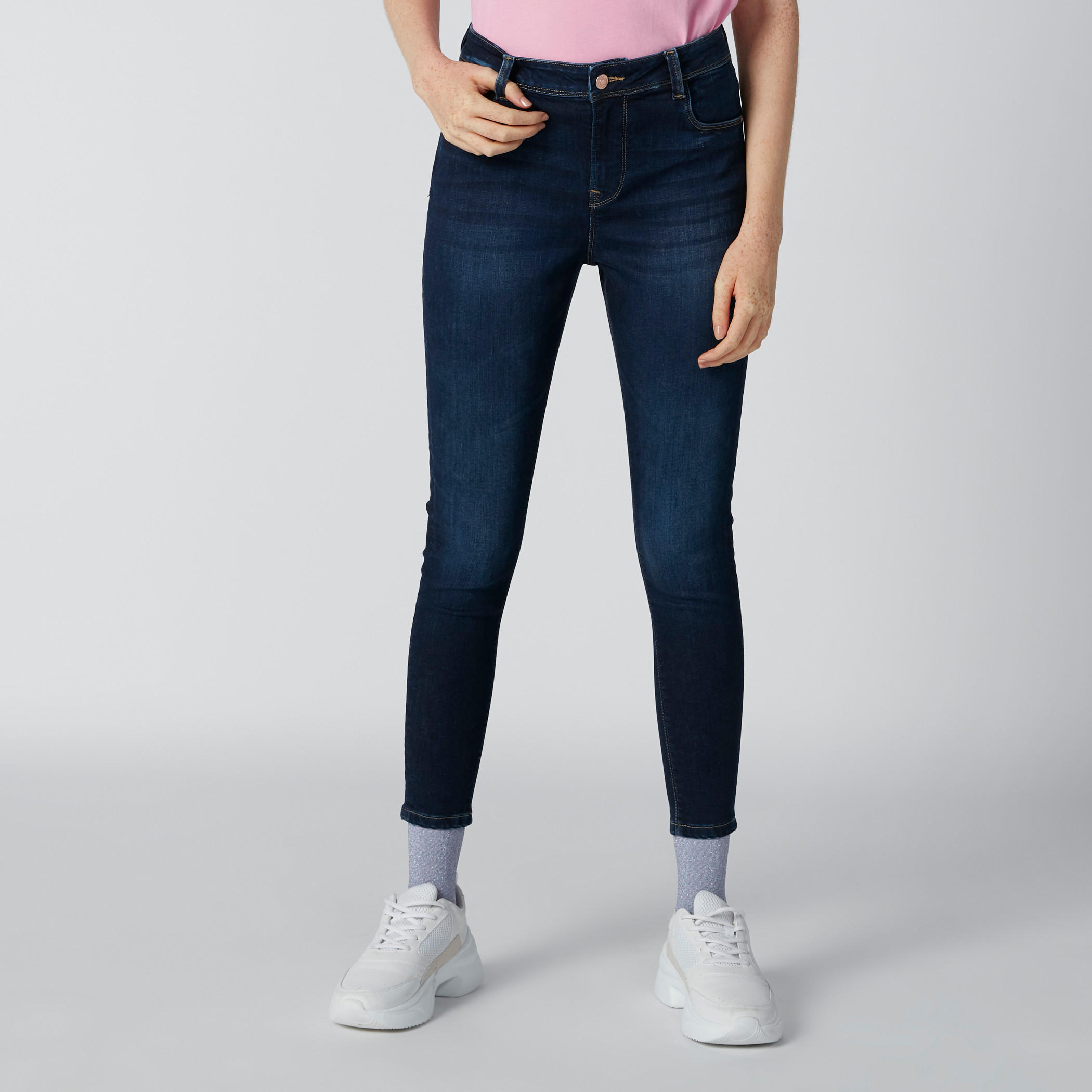 بنطال جينز بقصّة سكيني وخصر منخفض-women-clothing-bottoms-jeans-image-3