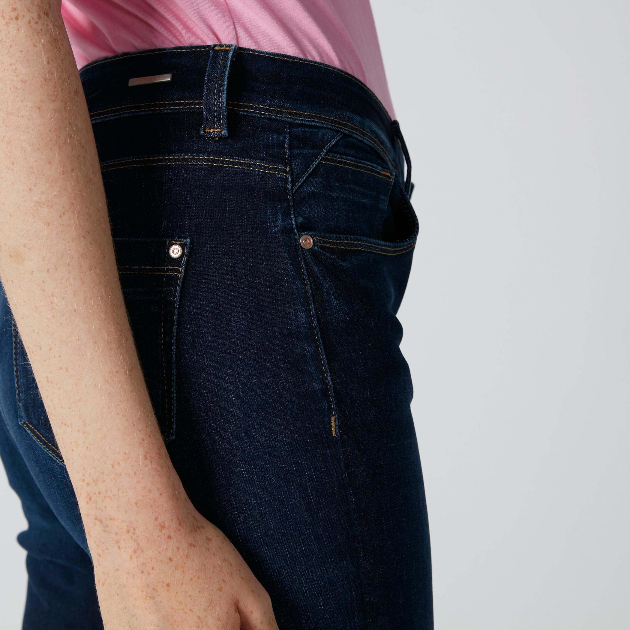 بنطال جينز بقصّة سكيني وخصر منخفض-women-clothing-bottoms-jeans-image-4