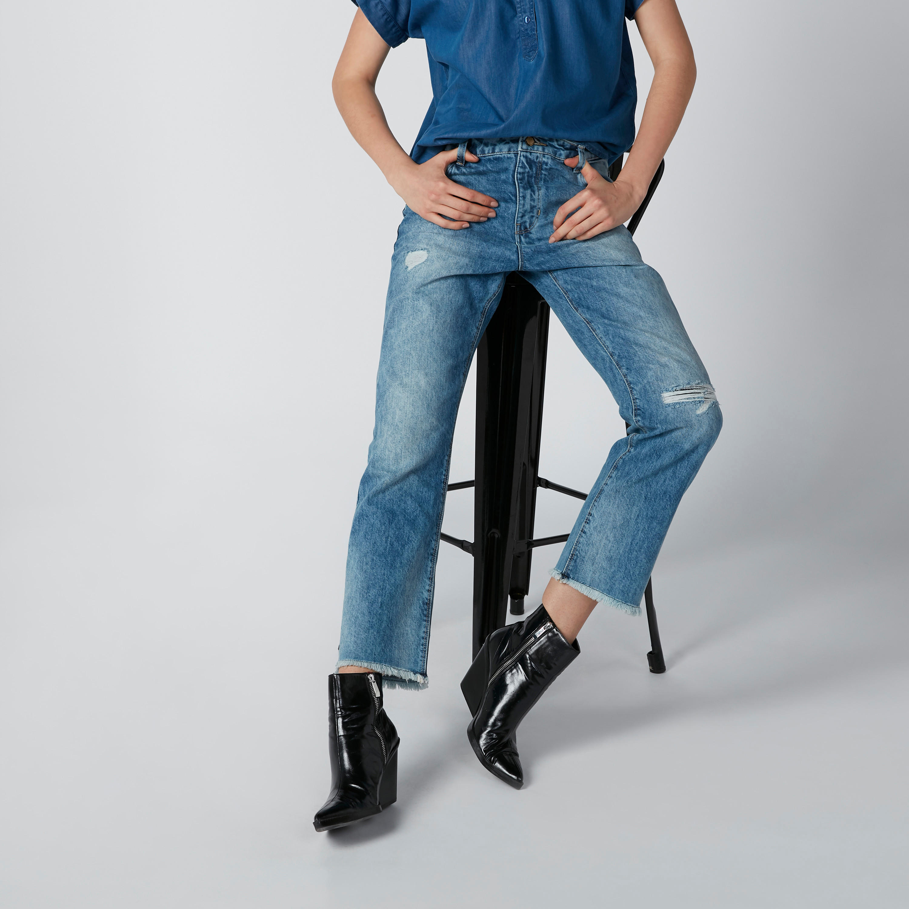 بنطال جينز ممّزق بقصّة عاديّة وجيوب-women-clothing-bottoms-jeans-image-2