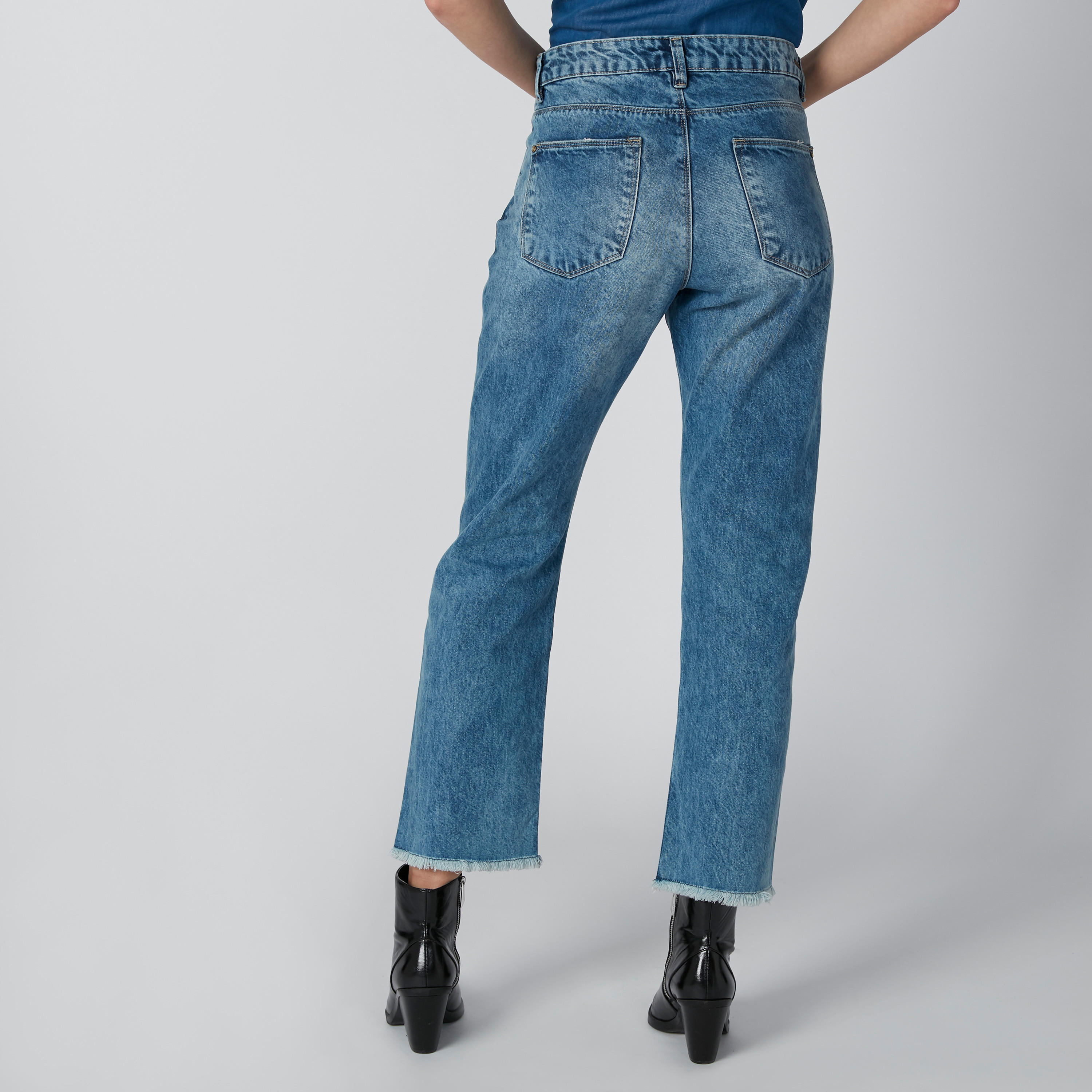 بنطال جينز ممّزق بقصّة عاديّة وجيوب-women-clothing-bottoms-jeans-image-3