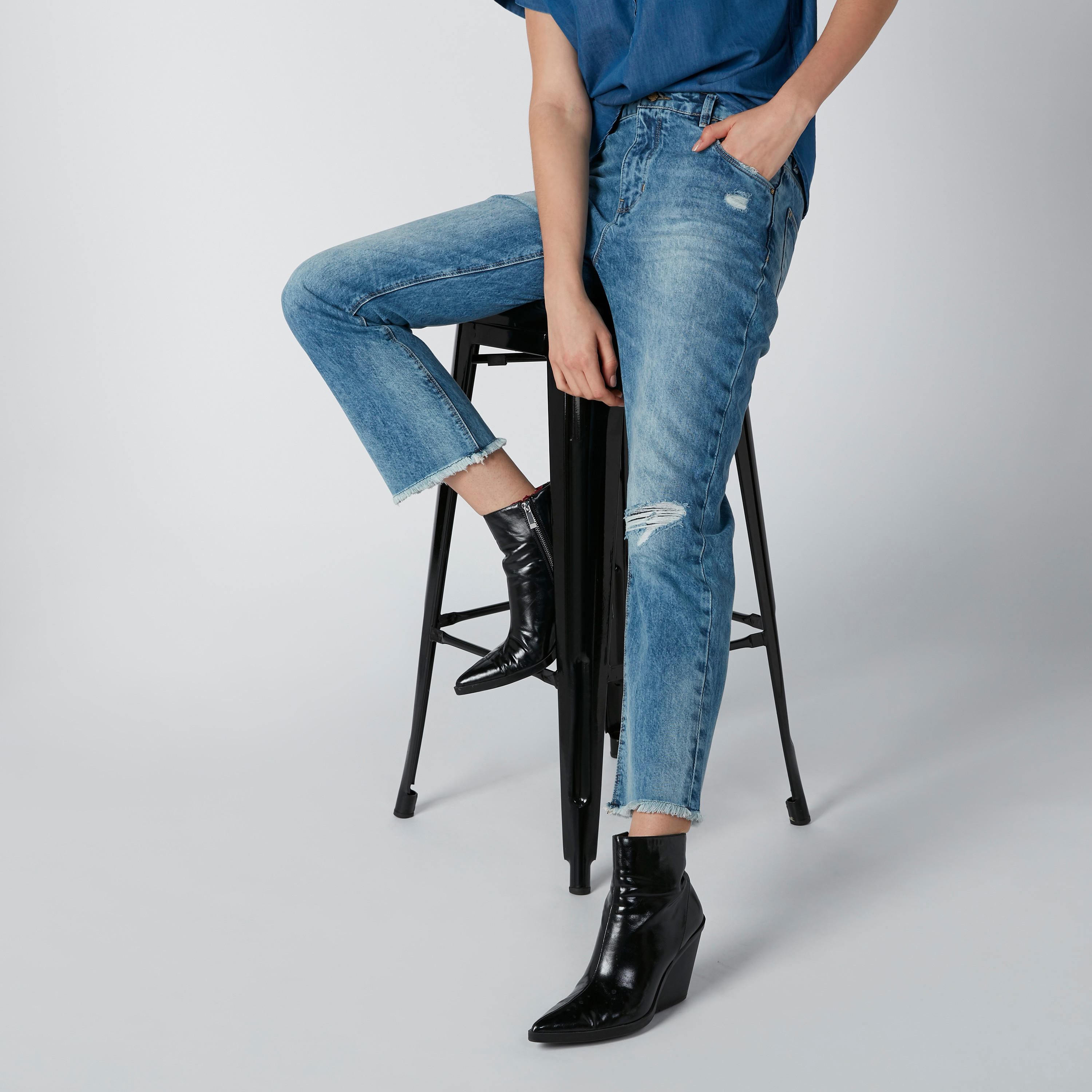 بنطال جينز ممّزق بقصّة عاديّة وجيوب-women-clothing-bottoms-jeans-image-4