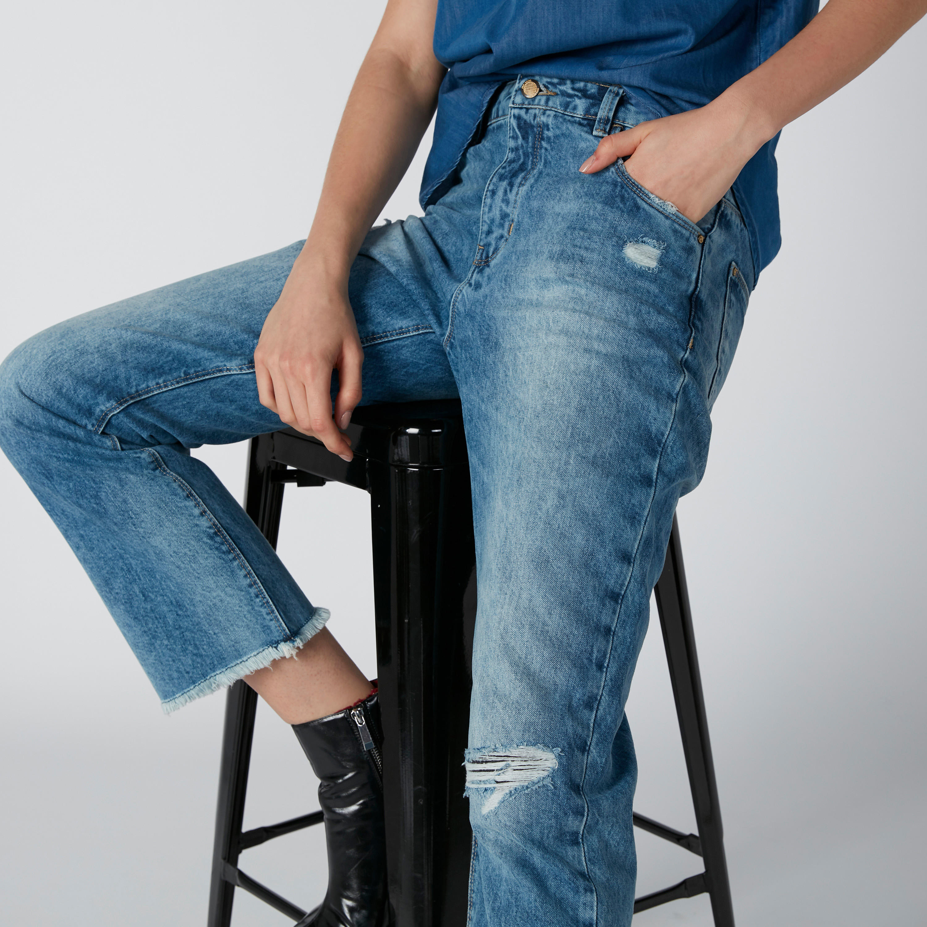 بنطال جينز ممّزق بقصّة عاديّة وجيوب-women-clothing-bottoms-jeans-image-5
