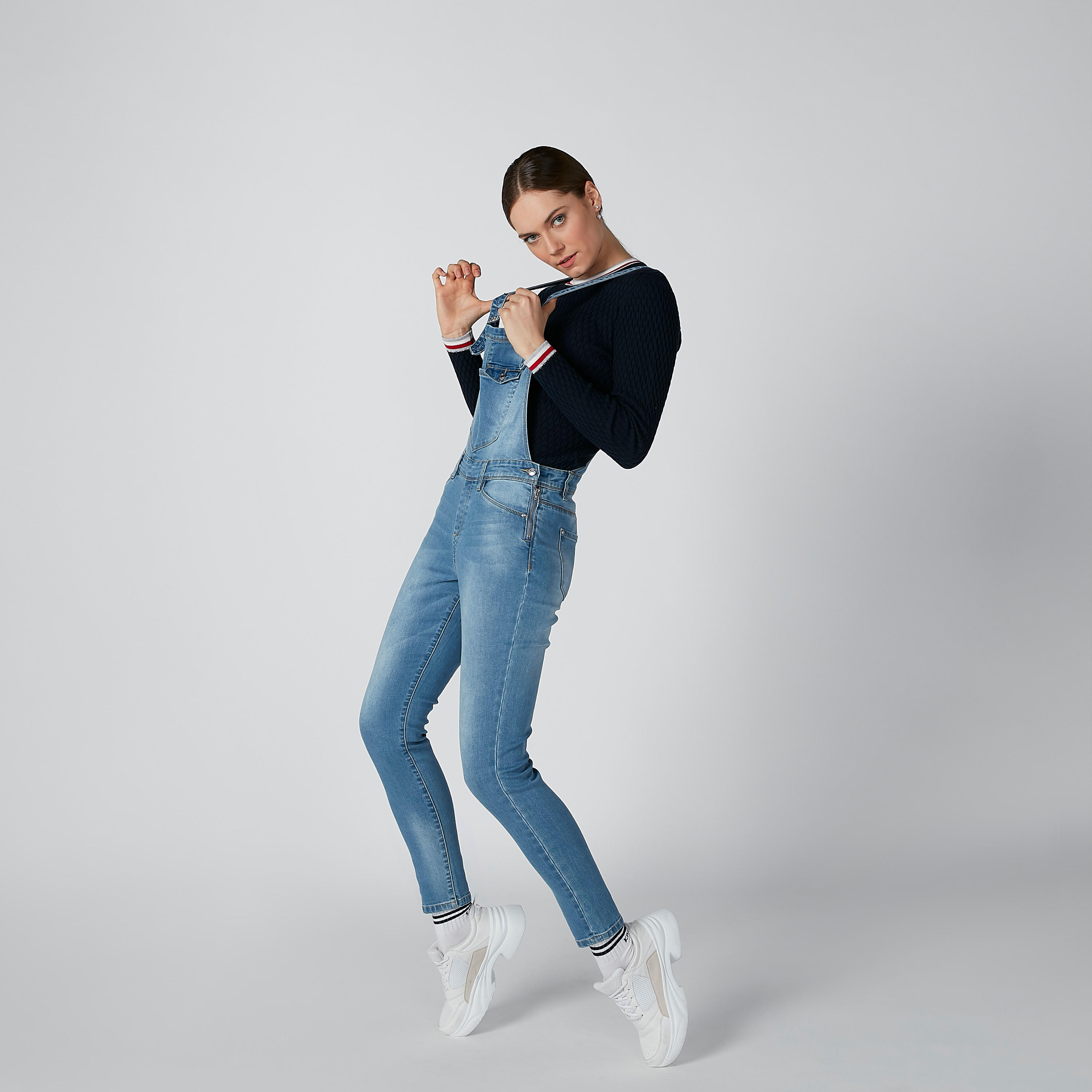 دنغري مستدام بخصر متوسط الارتفاع وجيوب -women-clothing-bottoms-jeans-image-1