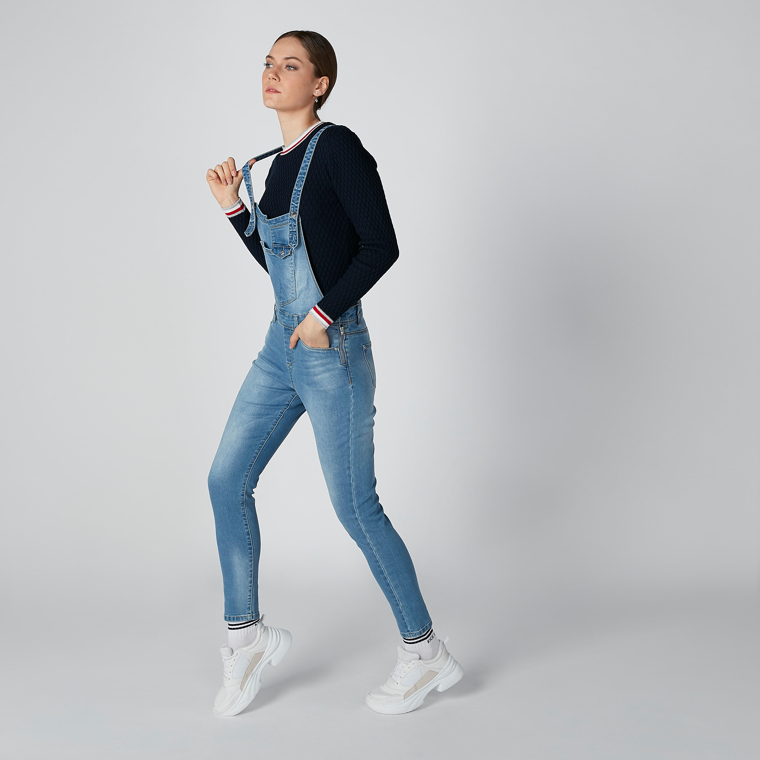 دنغري مستدام بخصر متوسط الارتفاع وجيوب -women-clothing-bottoms-jeans-image-4