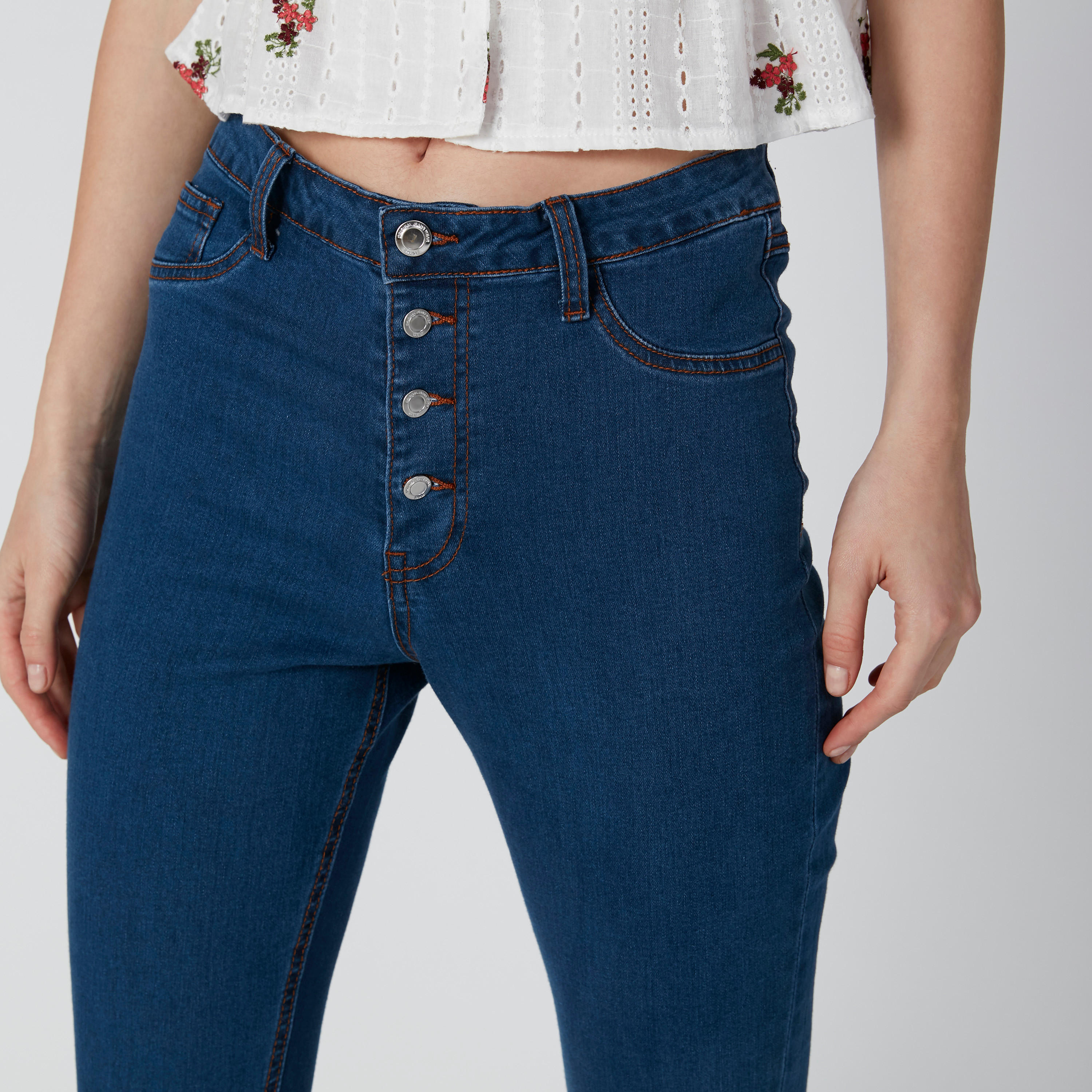 بنطال جينز بجيوب وحلقات حزام-women-clothing-bottoms-jeans-image-5