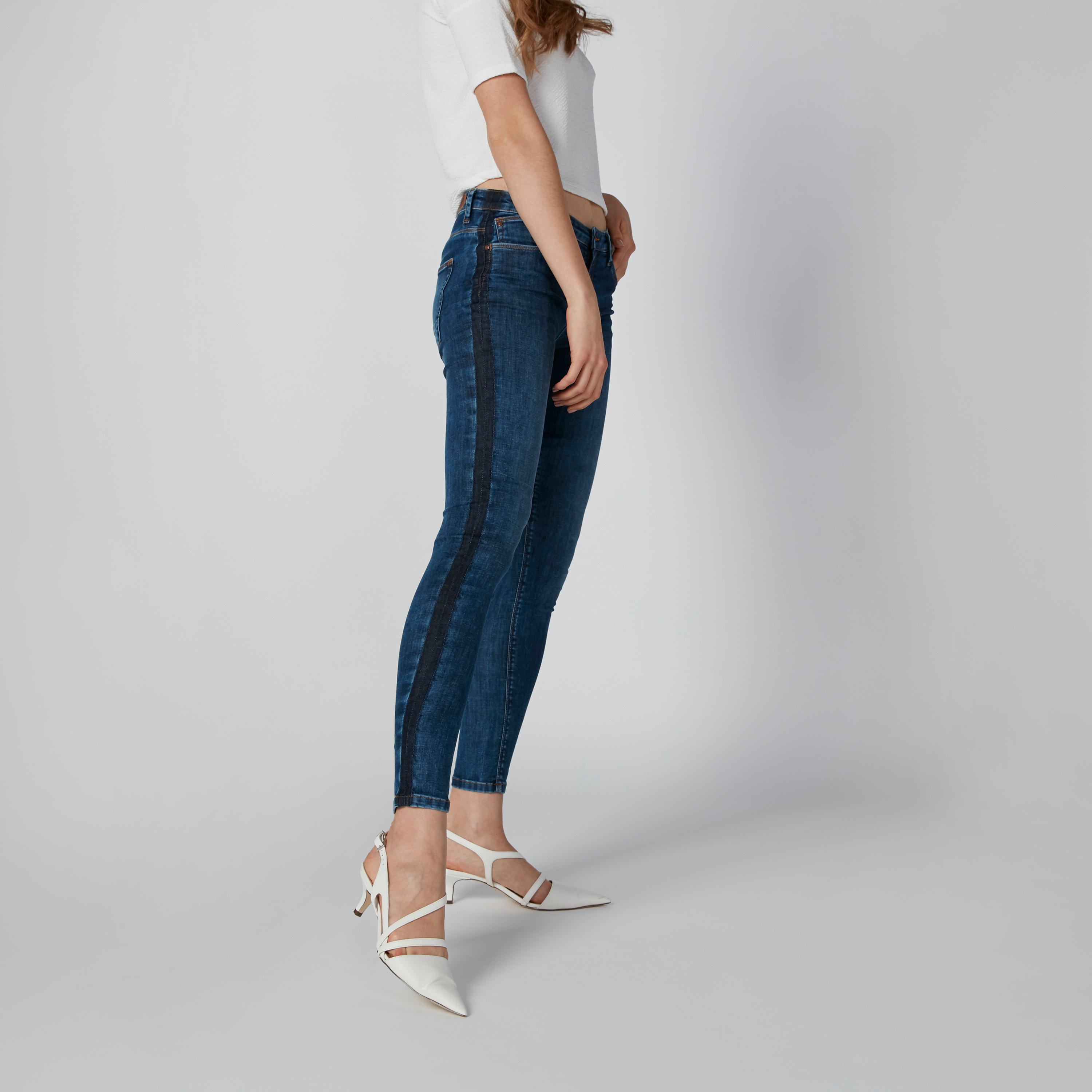 بنطال جينز بجيوب وشريطة-women-clothing-bottoms-jeans-image-2