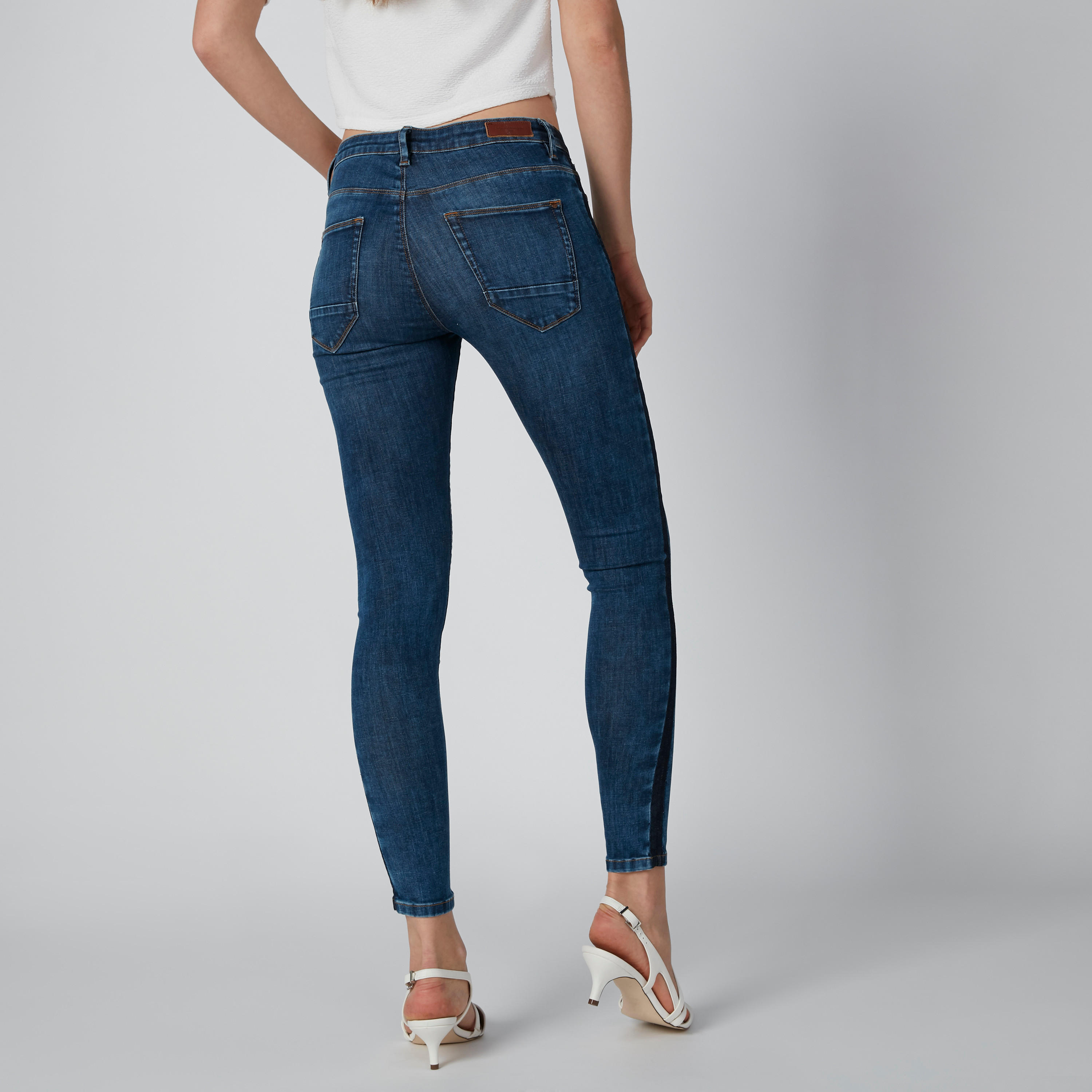 بنطال جينز بجيوب وشريطة-women-clothing-bottoms-jeans-image-3