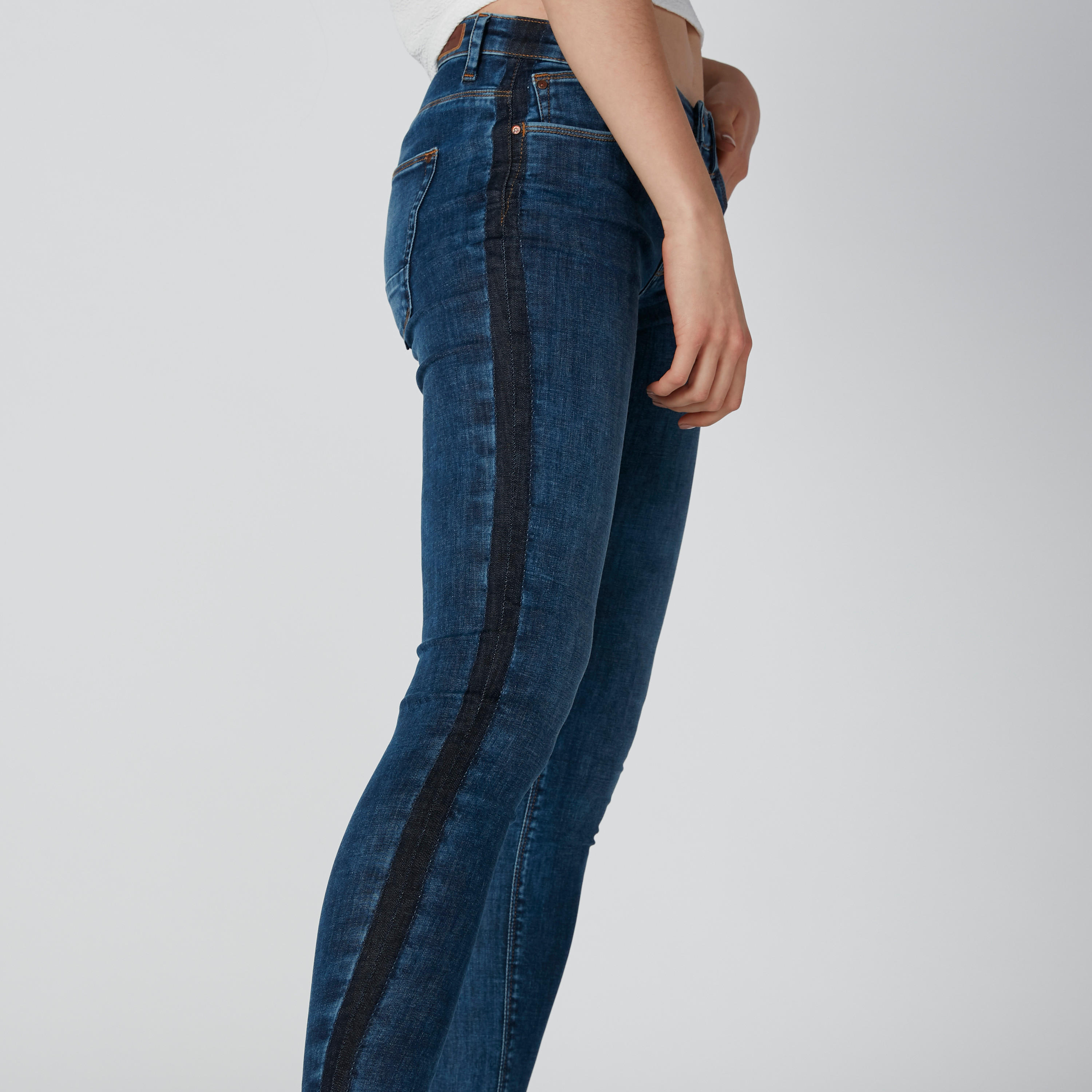 بنطال جينز بجيوب وشريطة-women-clothing-bottoms-jeans-image-5