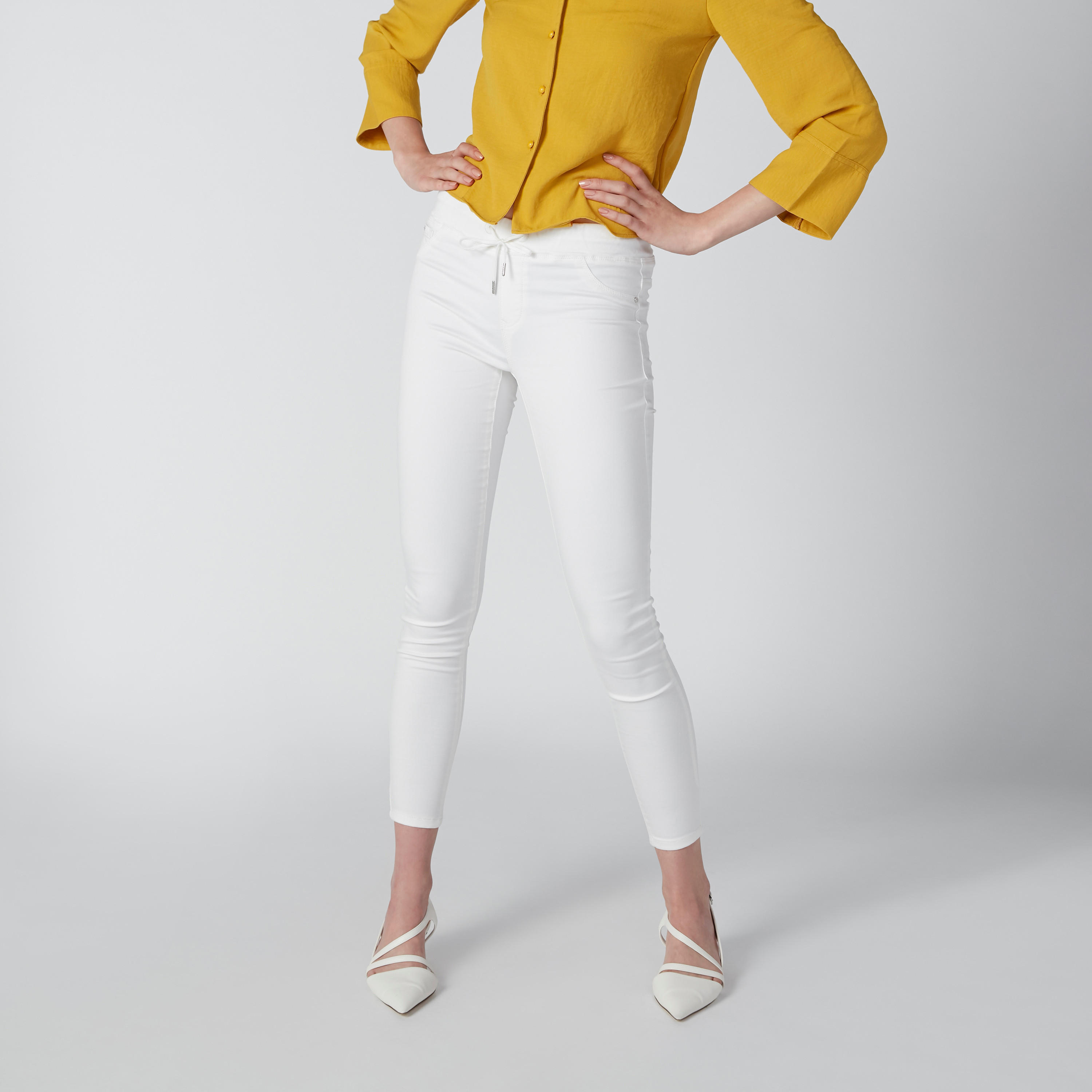 بنطال جينز سادة برباط وجيوب-women-clothing-bottoms-jeans-image-3
