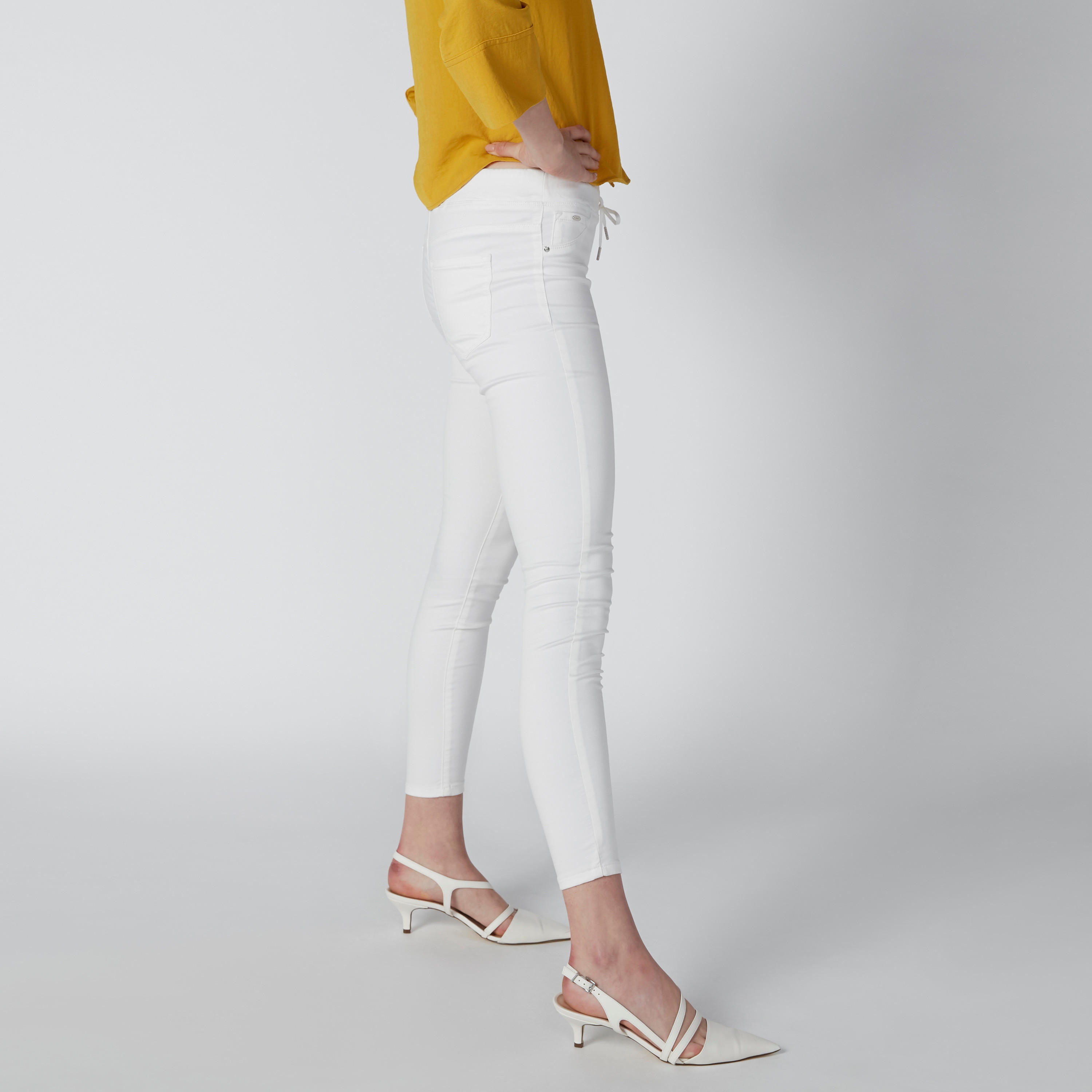 بنطال جينز سادة برباط وجيوب-women-clothing-bottoms-jeans-image-4