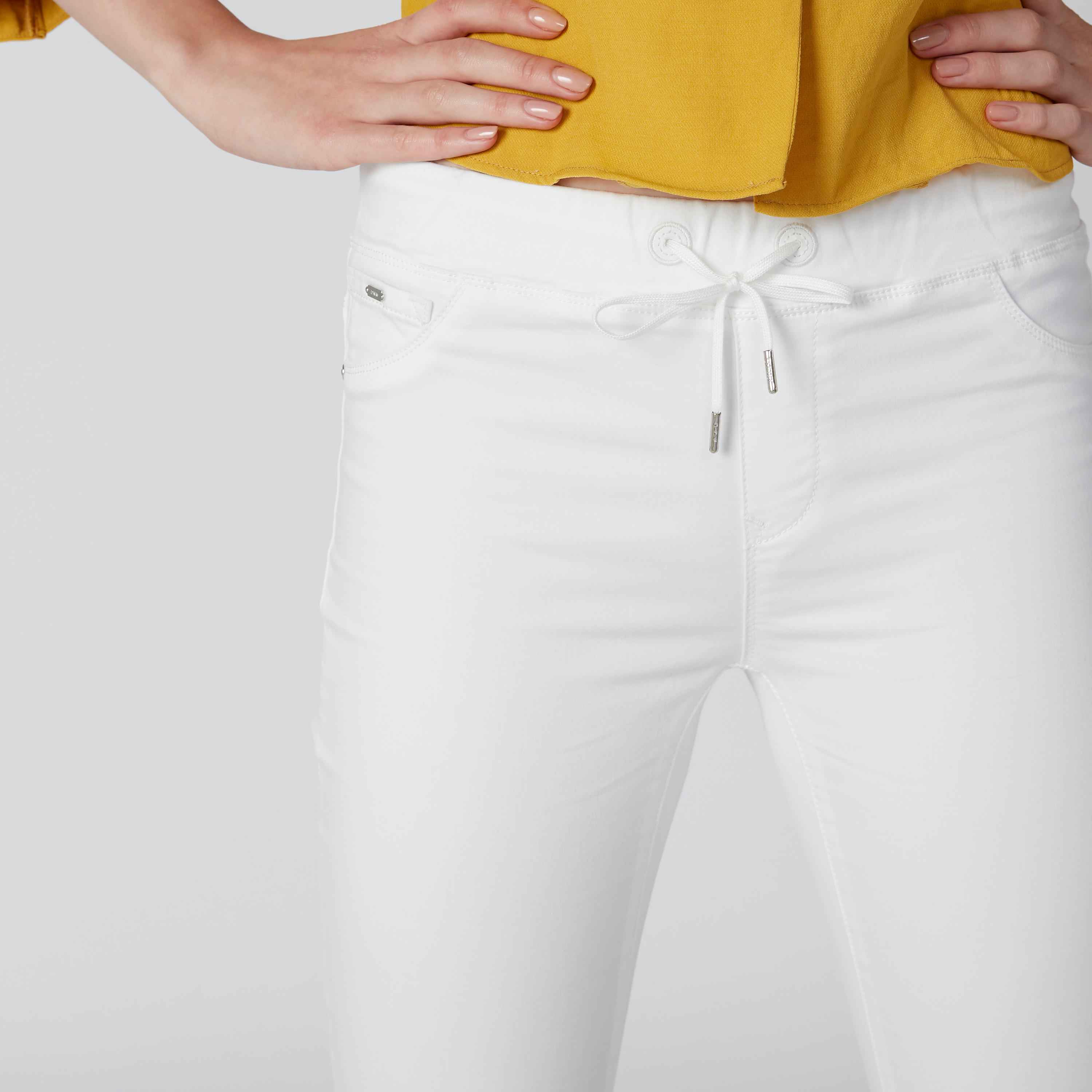 بنطال جينز سادة برباط وجيوب-women-clothing-bottoms-jeans-image-5