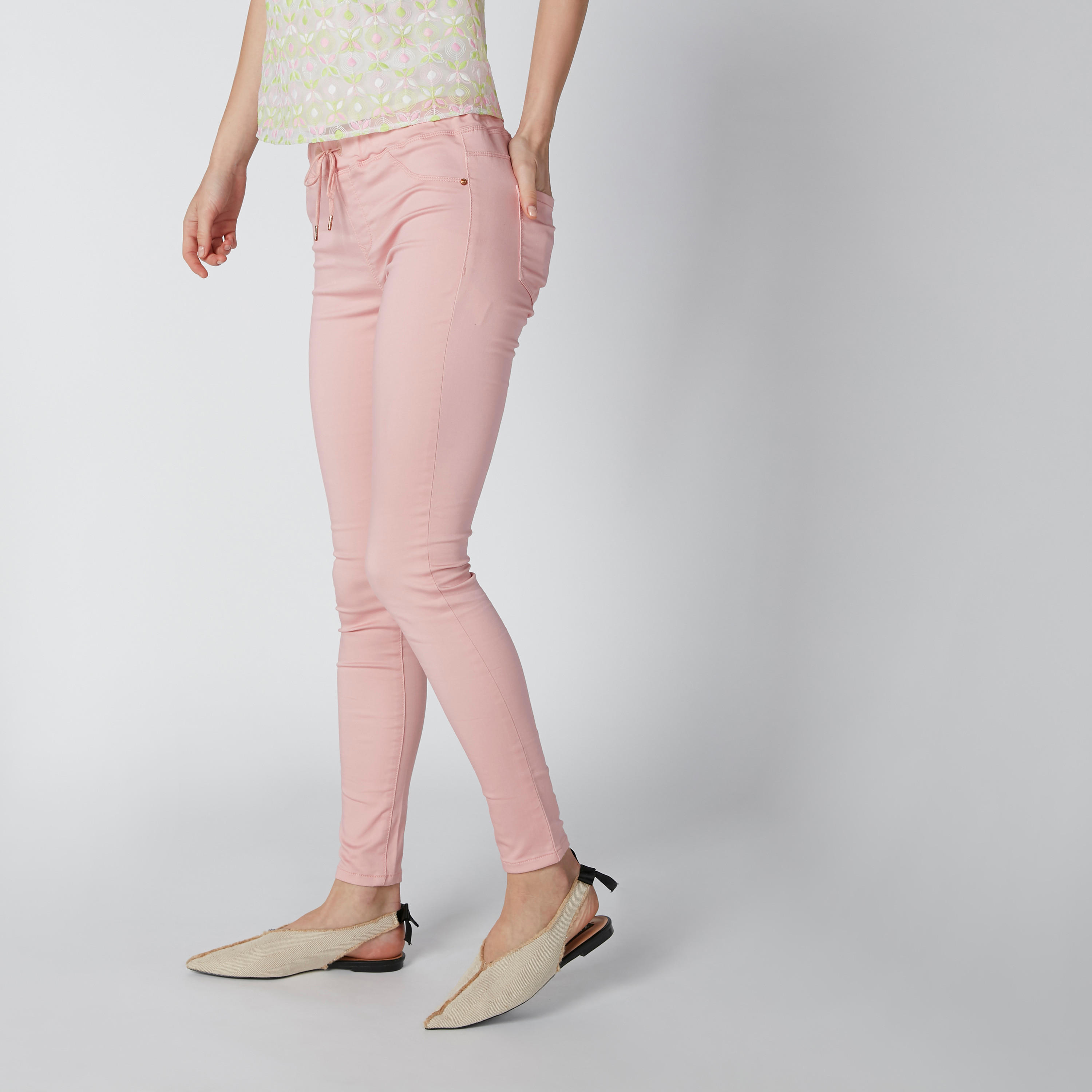 بنطال جينز بقصة سكيني ورباط وجيوب-women-clothing-bottoms-jeans-image-4