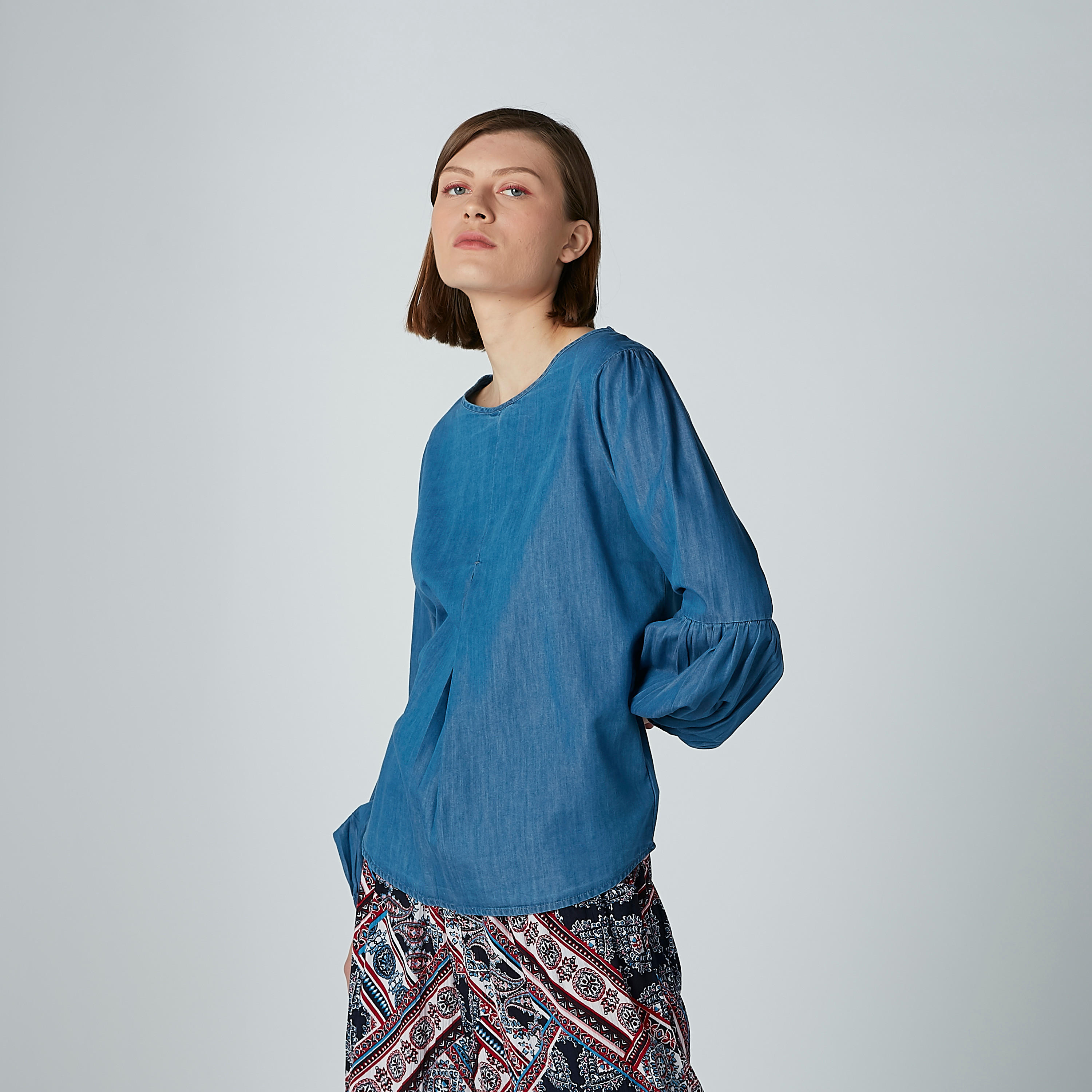 بلوزة سادة بياقة مستديرة وأكمام بيشوب طويلة-women-clothing-shirtsandblouses-blouses-image-1