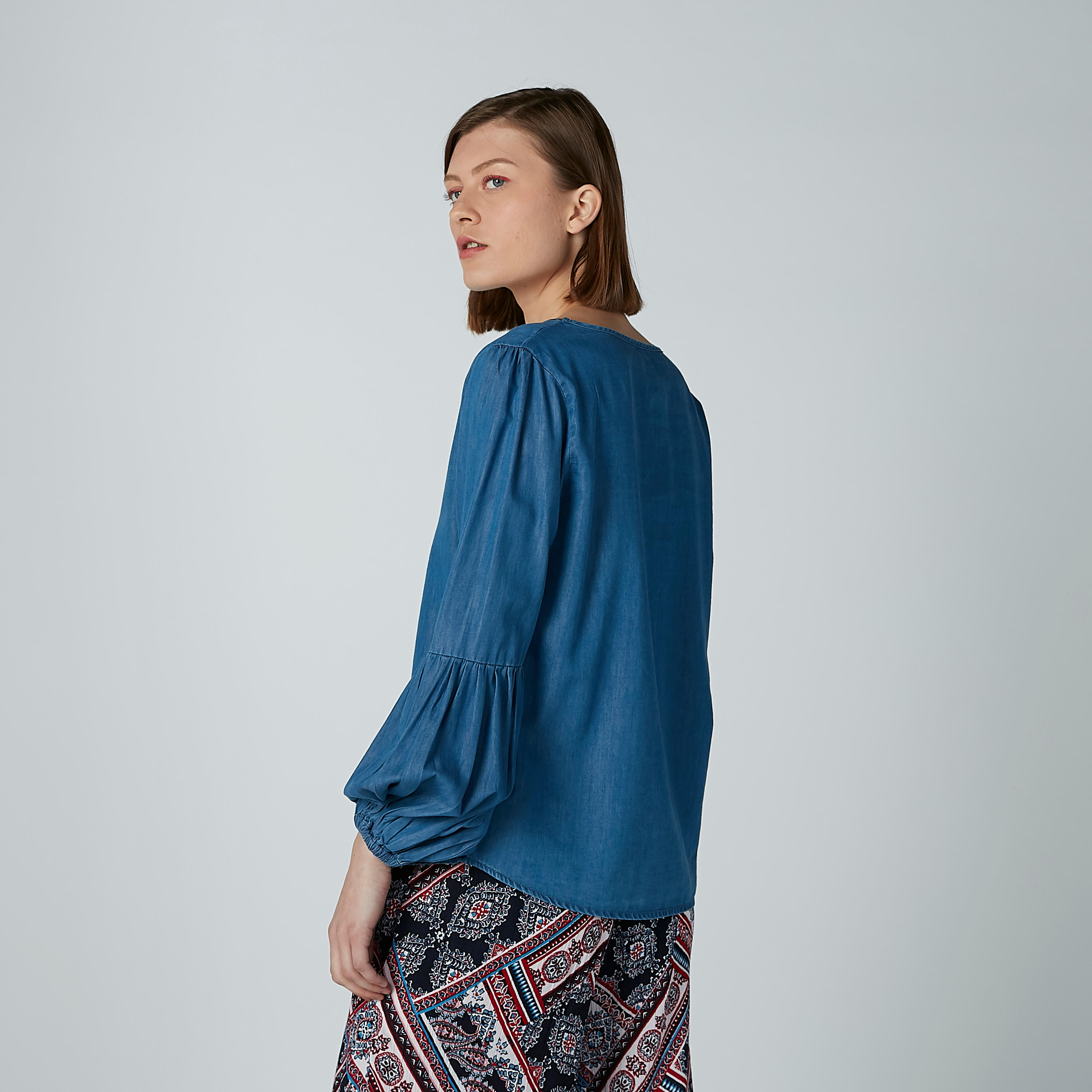 بلوزة سادة بياقة مستديرة وأكمام بيشوب طويلة-women-clothing-shirtsandblouses-blouses-image-4