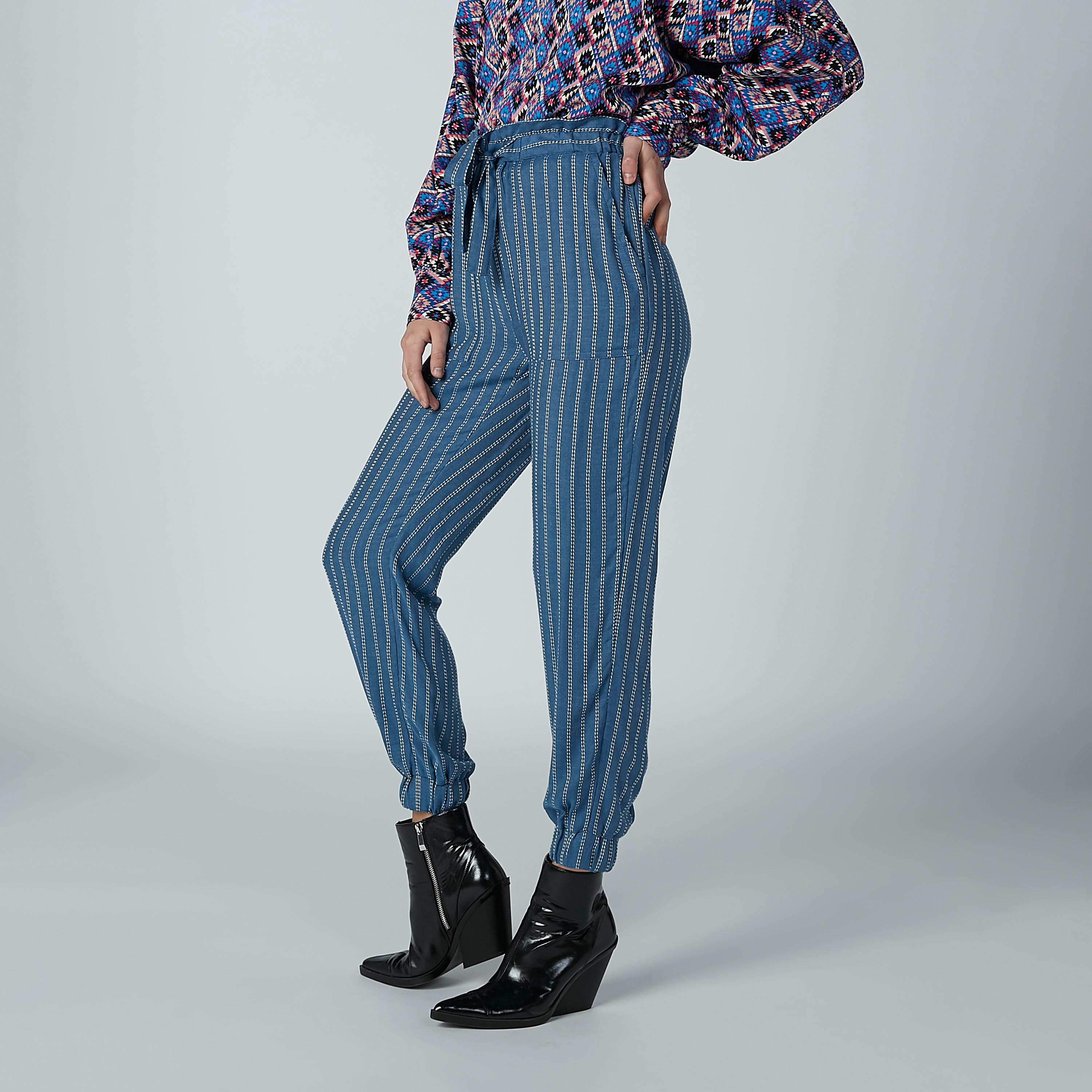 بنطال رياضي دينم مقلّم بأساور مطّاطية وجيوب-women-clothing-bottoms-joggers-image-1