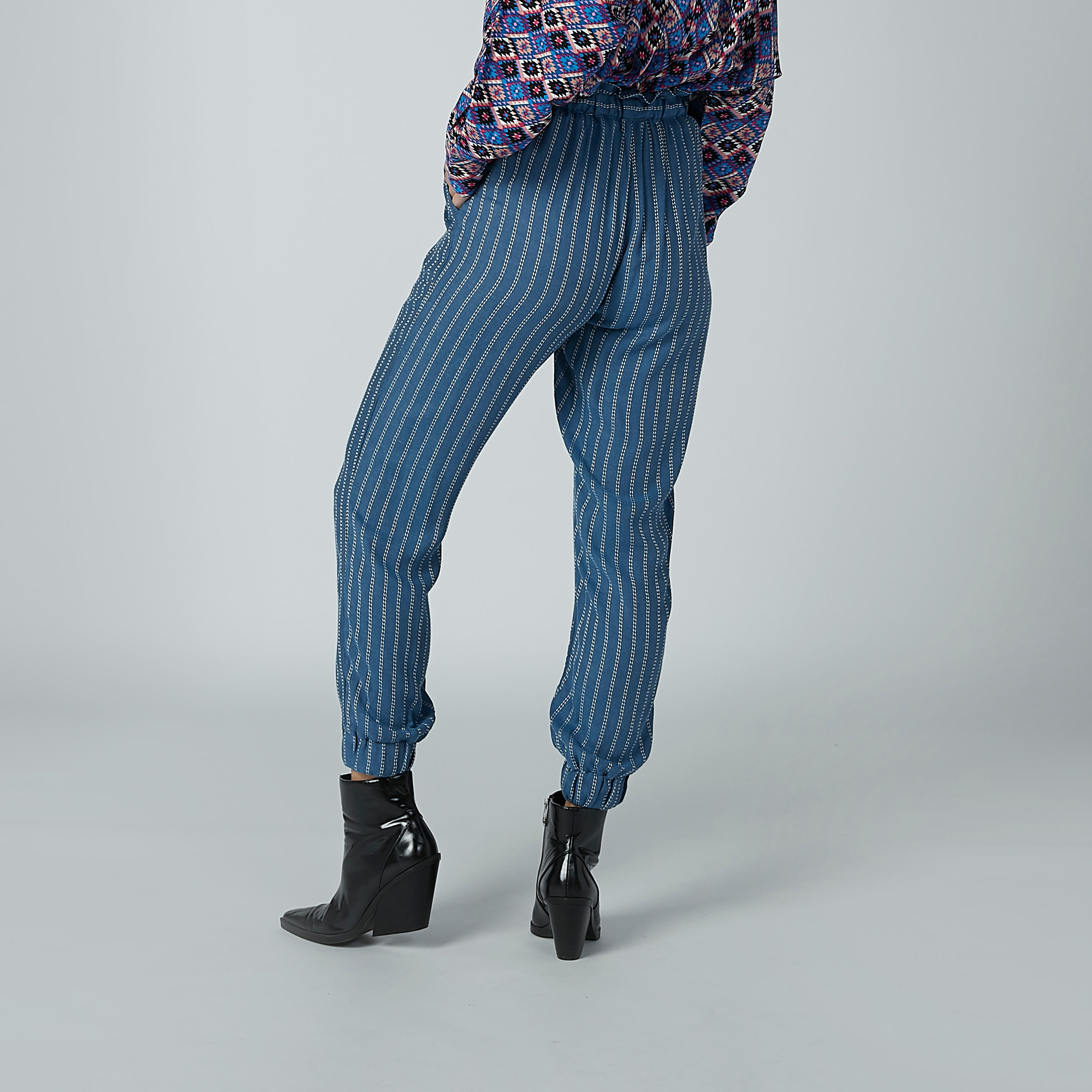 بنطال رياضي دينم مقلّم بأساور مطّاطية وجيوب-women-clothing-bottoms-joggers-image-4