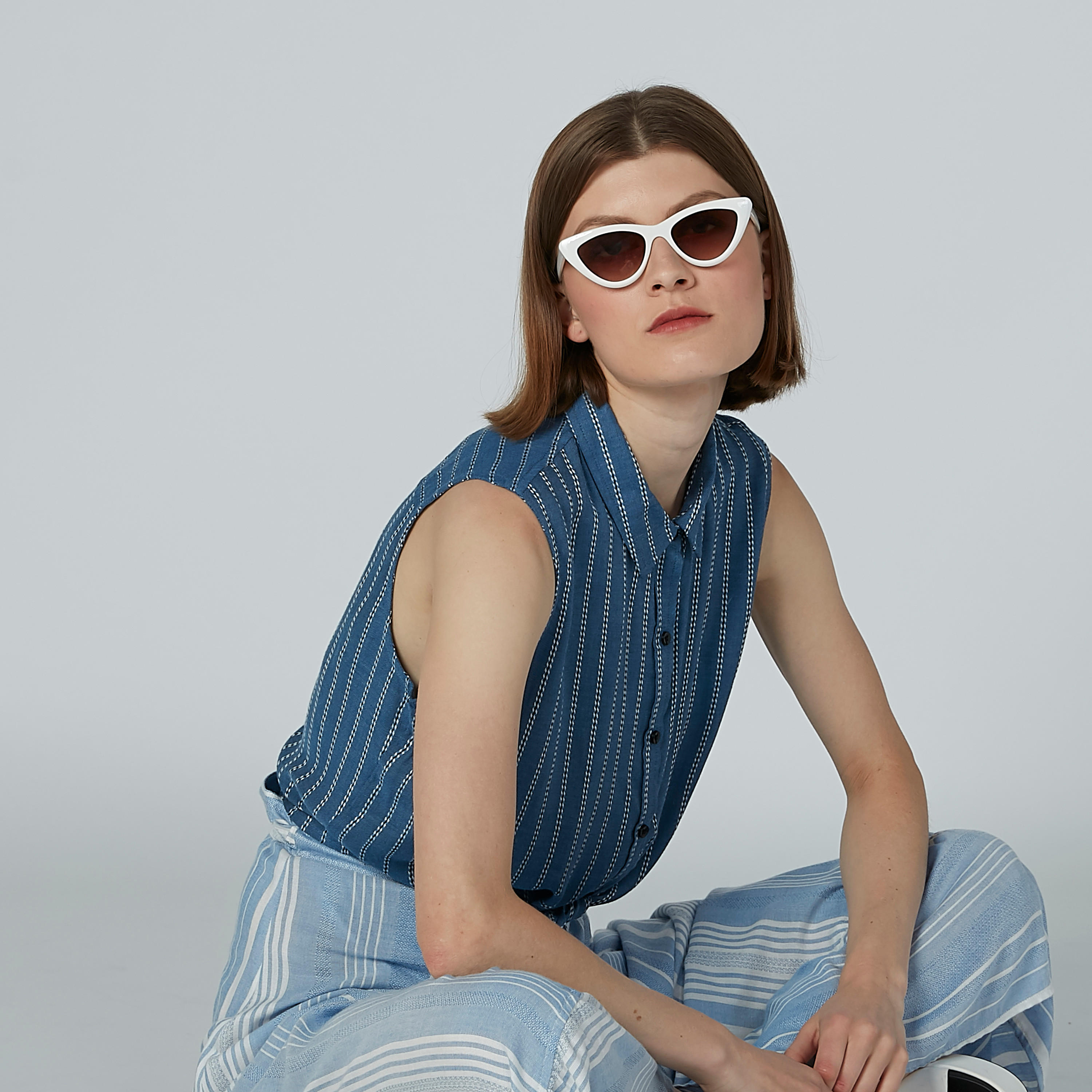 قميص مقلّم دون أكمام بياقة عاديّة وتفاصيل معقودة-women-clothing-shirtsandblouses-shirts-image-1