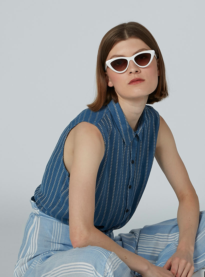 قميص مقلّم دون أكمام بياقة عاديّة وتفاصيل معقودة-women-clothing-shirtsandblouses-shirts-image-1