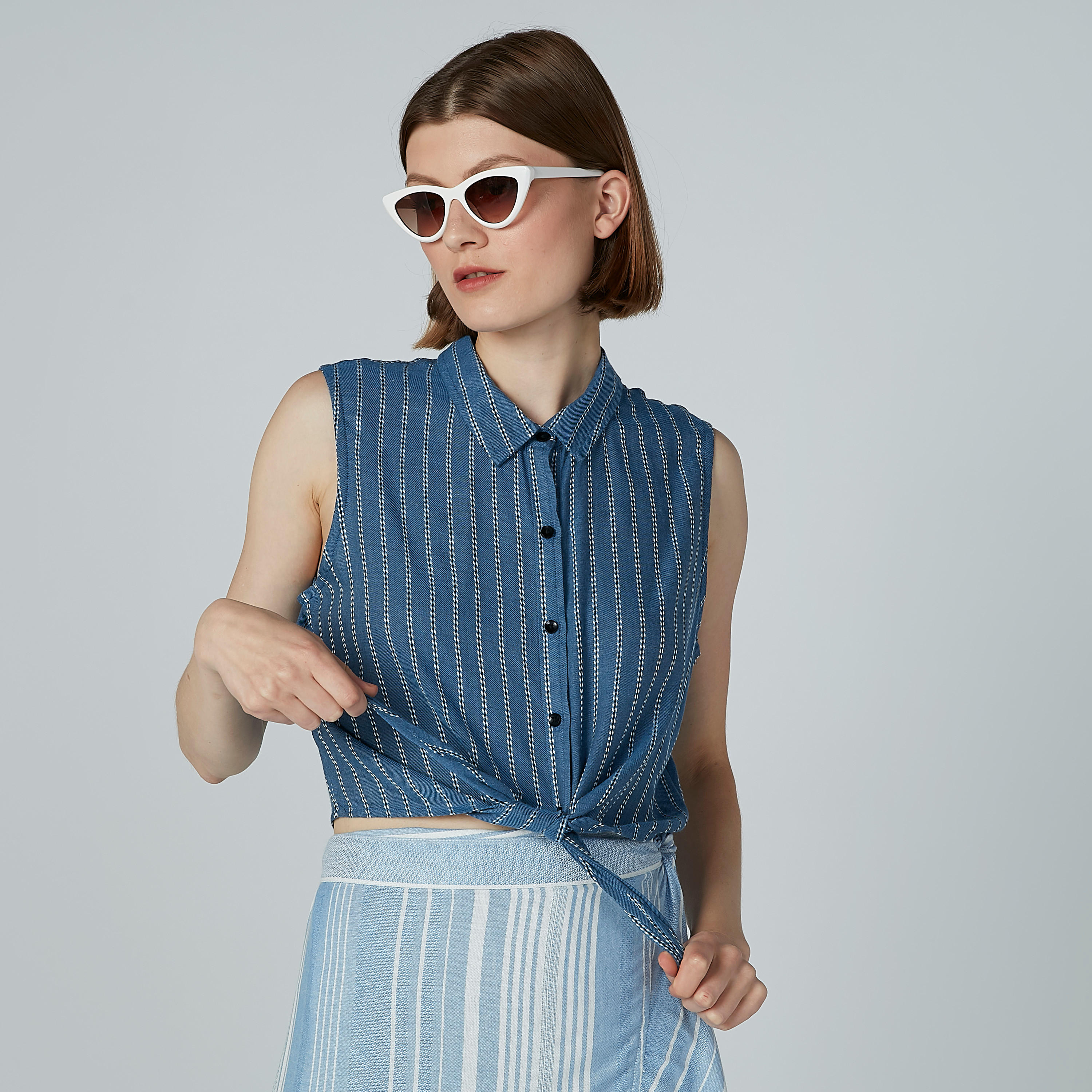قميص مقلّم دون أكمام بياقة عاديّة وتفاصيل معقودة-women-clothing-shirtsandblouses-shirts-image-2
