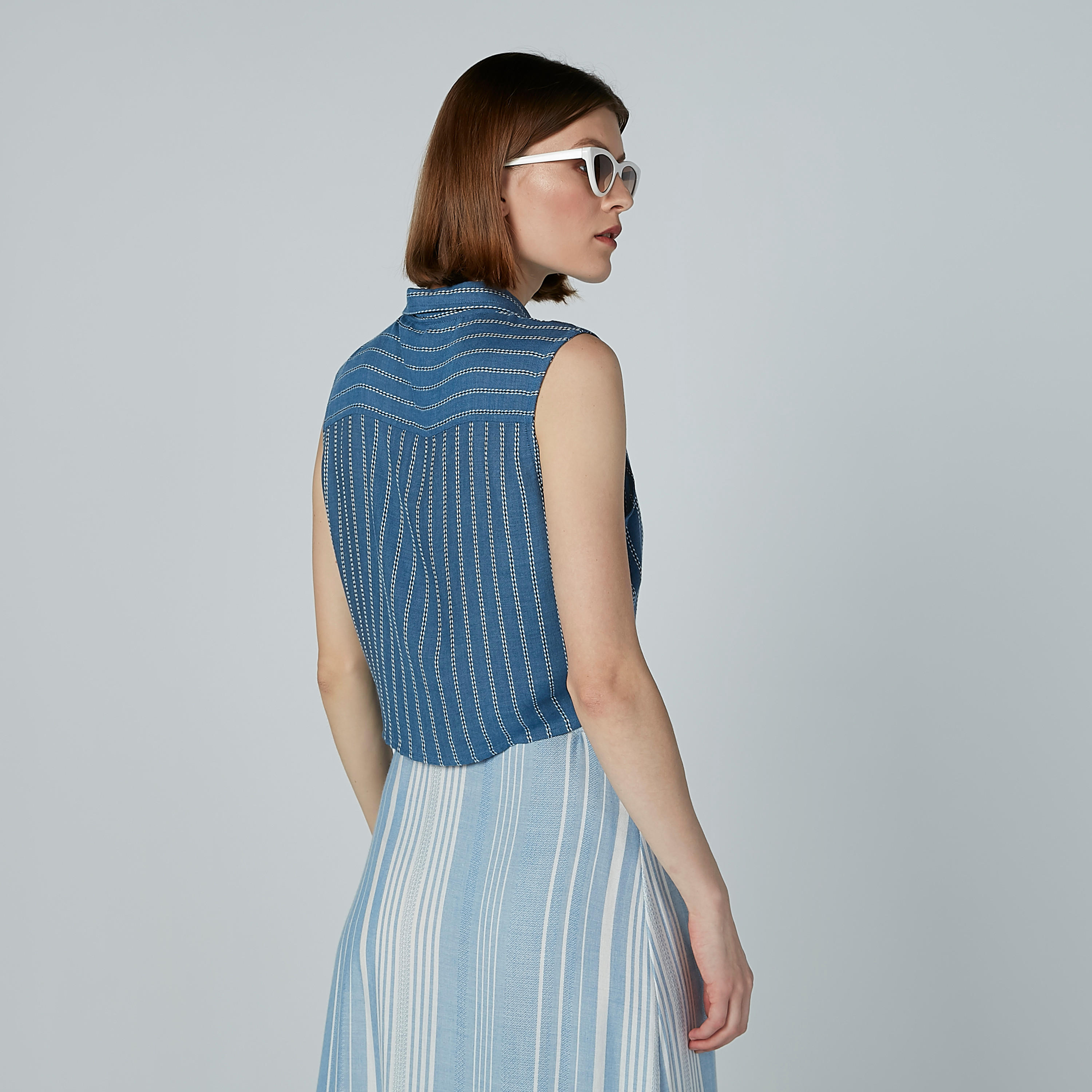 قميص مقلّم دون أكمام بياقة عاديّة وتفاصيل معقودة-women-clothing-shirtsandblouses-shirts-image-3