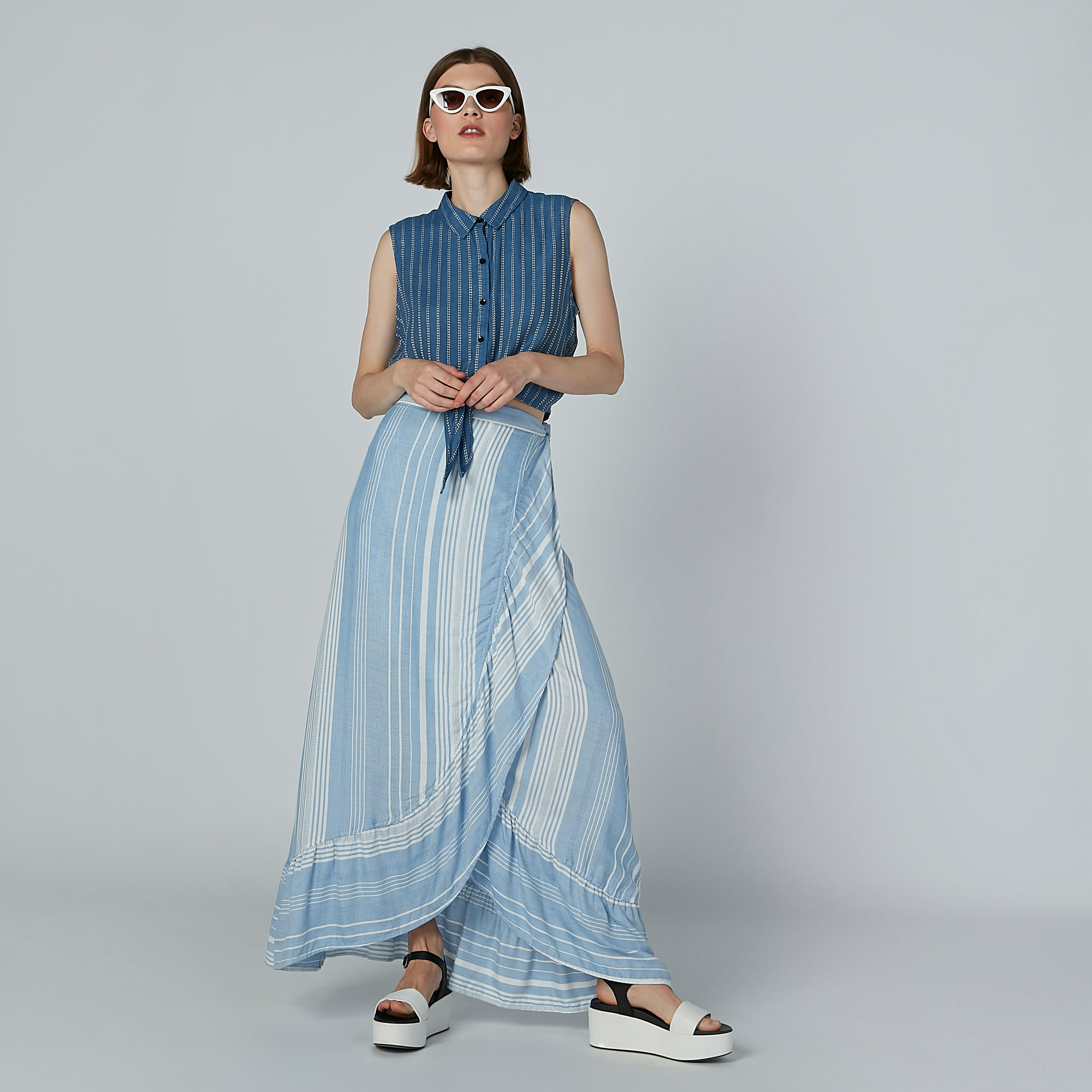 قميص مقلّم دون أكمام بياقة عاديّة وتفاصيل معقودة-women-clothing-shirtsandblouses-shirts-image-5