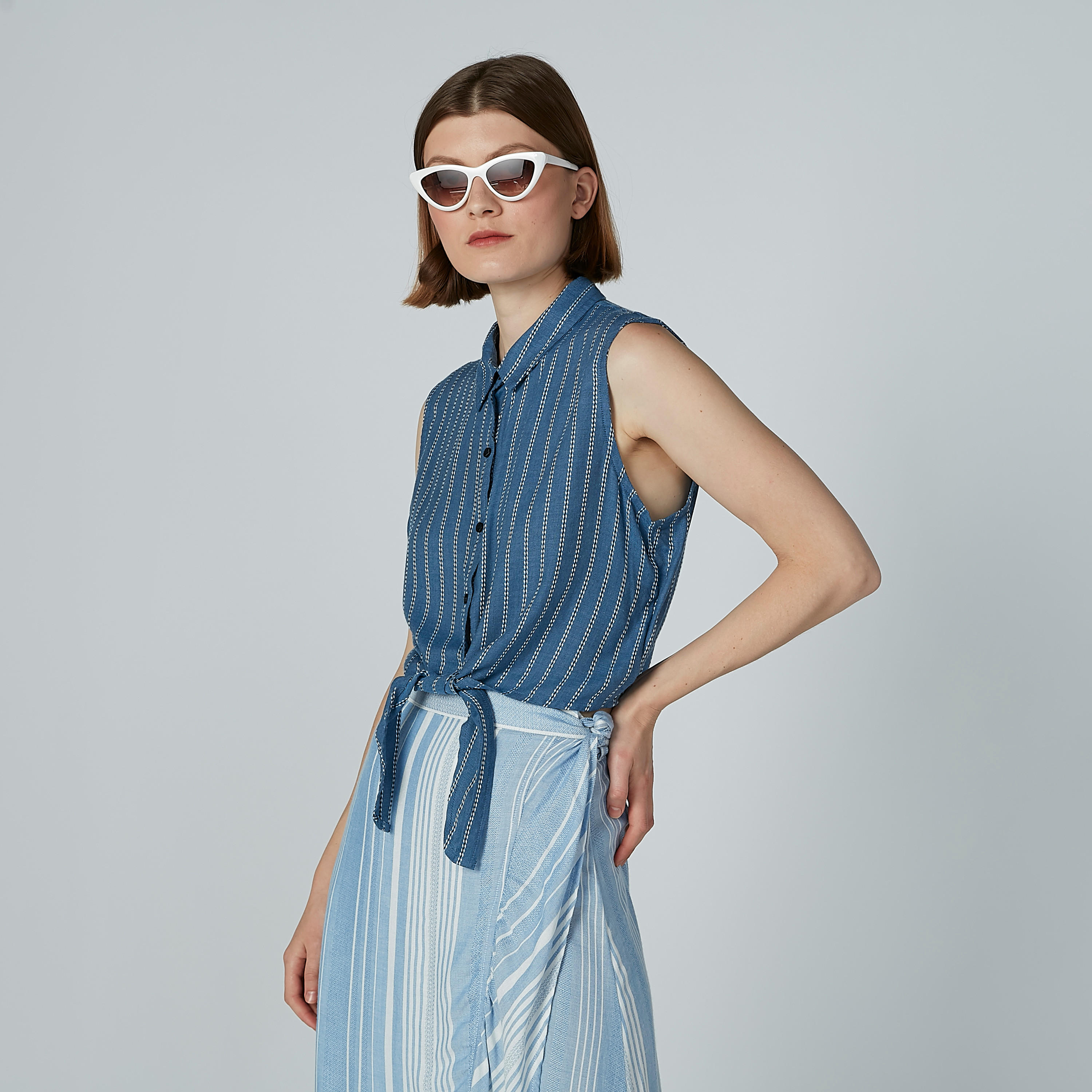 قميص مقلّم دون أكمام بياقة عاديّة وتفاصيل معقودة-women-clothing-shirtsandblouses-shirts-image-6