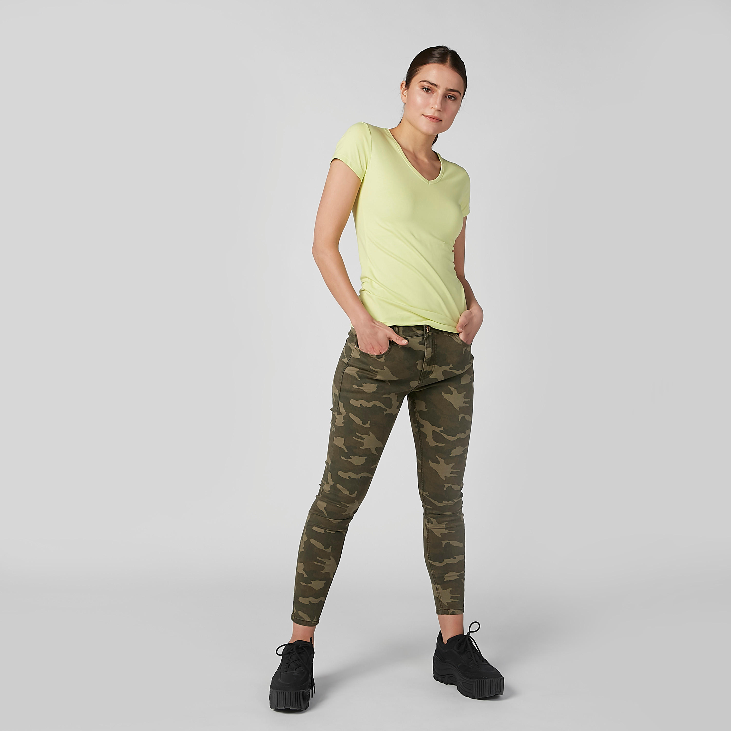 بنطلون جينز  مستدام سكيني بجيوب وطبعات مموهّة-women-clothing-bottoms-jeans-image-7