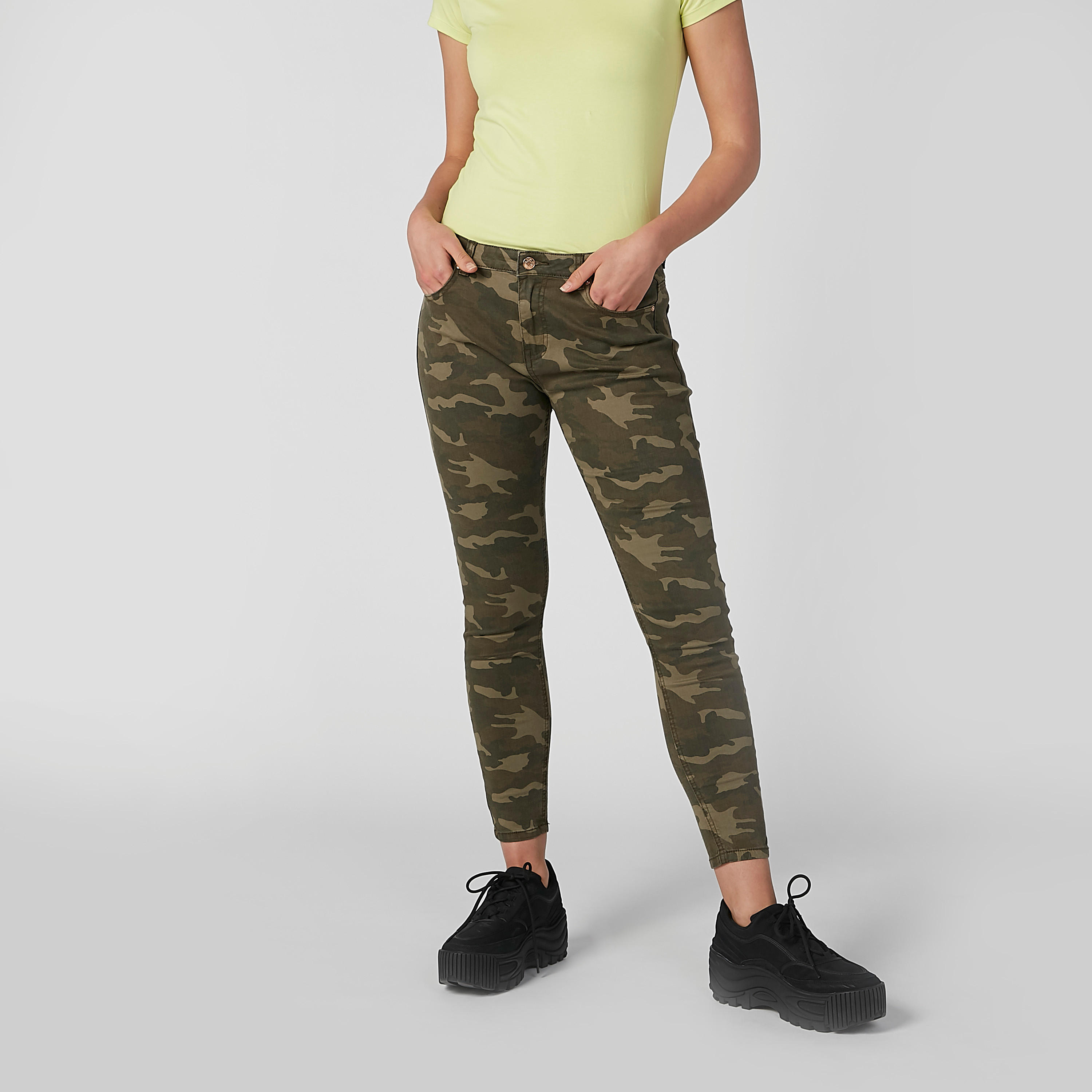 بنطلون جينز  مستدام سكيني بجيوب وطبعات مموهّة-women-clothing-bottoms-jeans-image-8