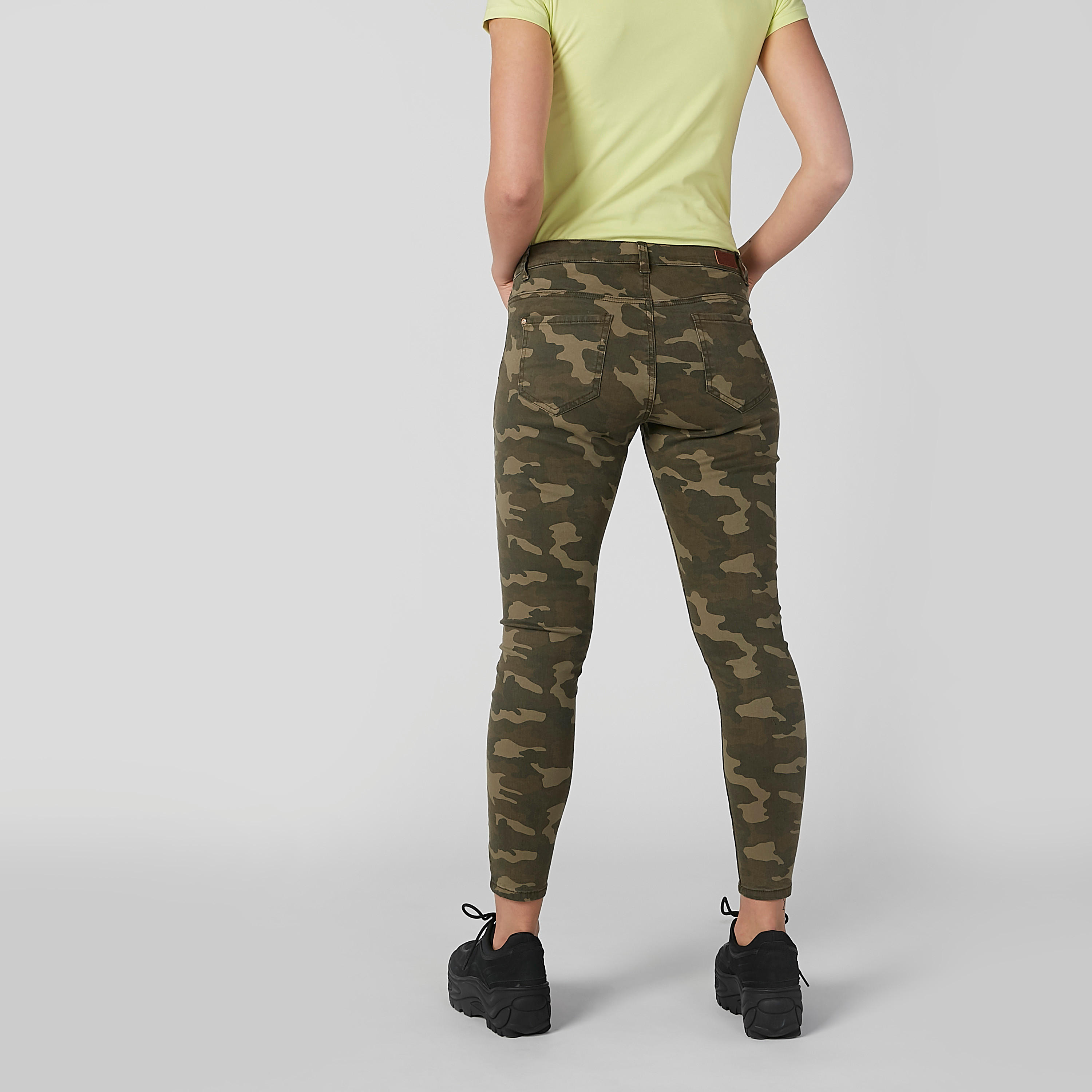 بنطلون جينز  مستدام سكيني بجيوب وطبعات مموهّة-women-clothing-bottoms-jeans-image-10