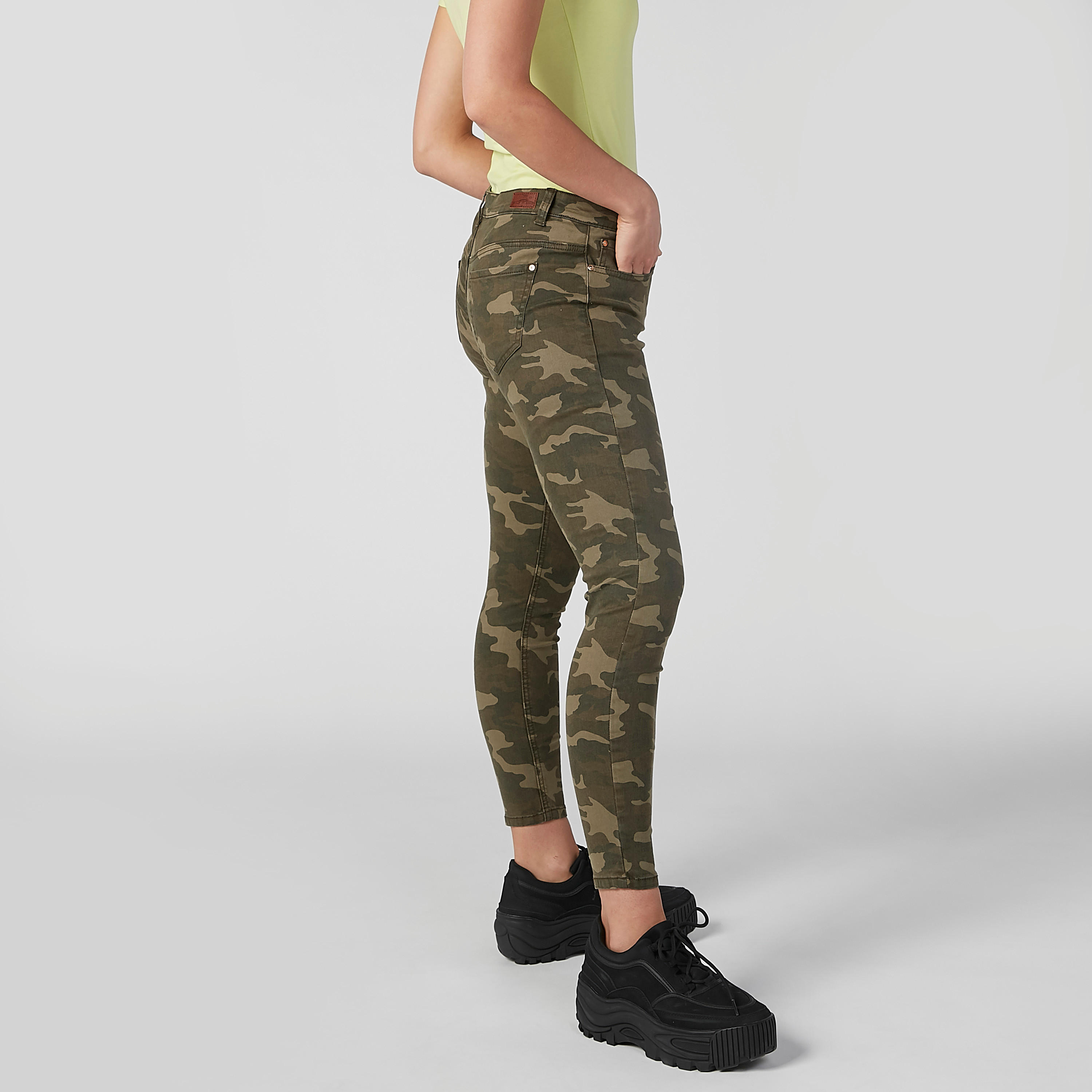 بنطلون جينز  مستدام سكيني بجيوب وطبعات مموهّة-women-clothing-bottoms-jeans-image-12