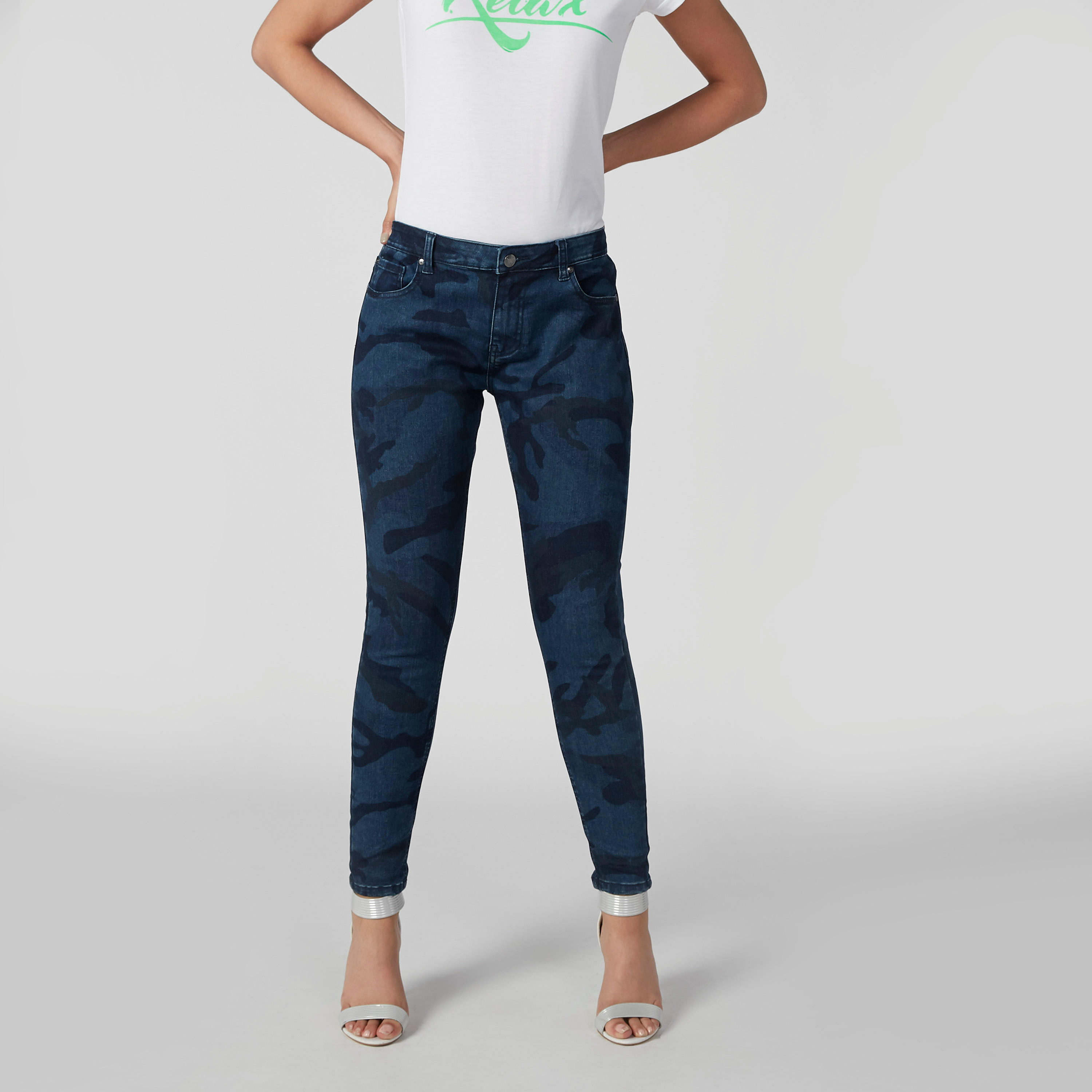 بنطلون جينز  مستدام سكيني بجيوب وطبعات مموهّة-women-clothing-bottoms-jeans-image-1