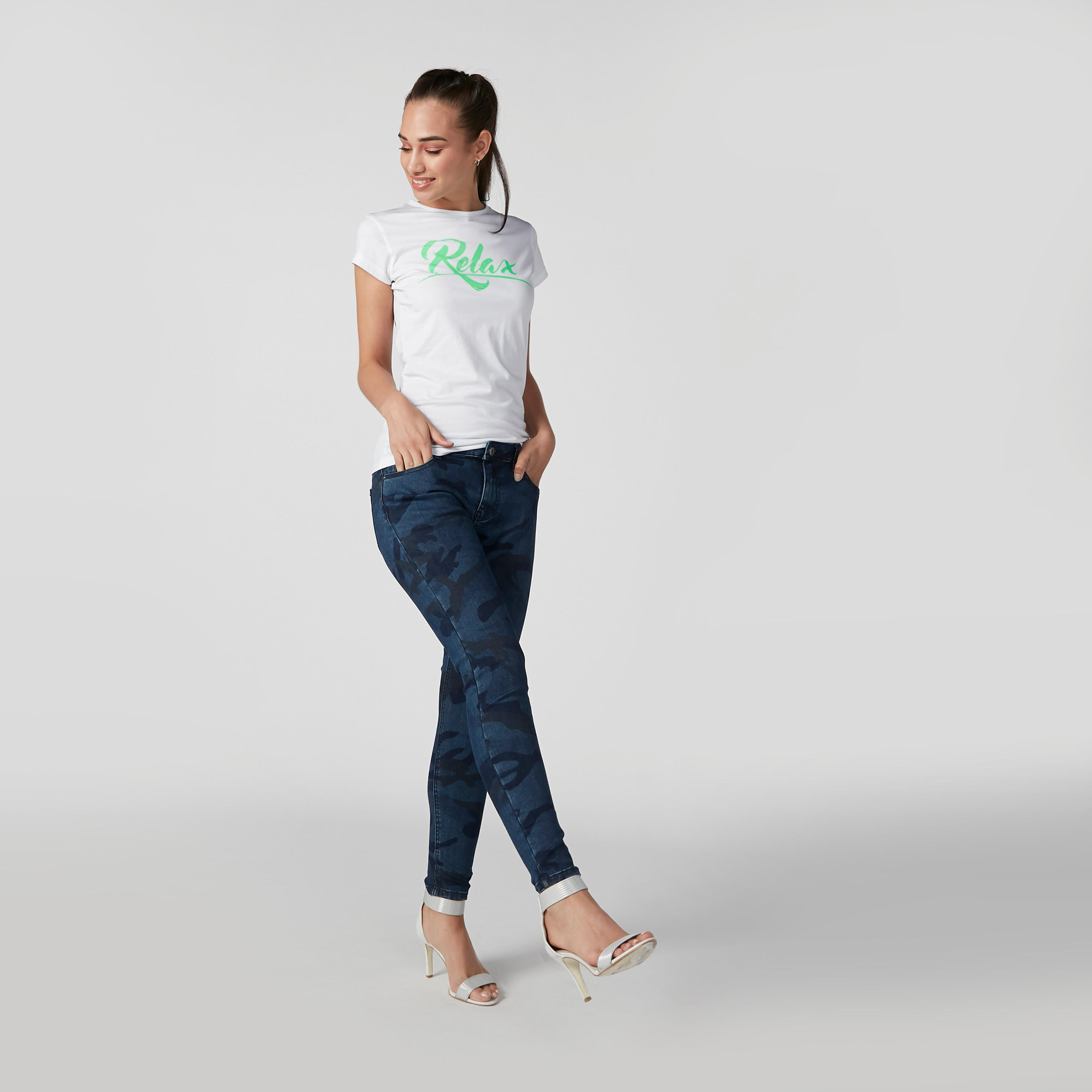 بنطلون جينز مستدام سكيني بجيوب وطبعات مموهّة-women-clothing-bottoms-jeans-image-2
