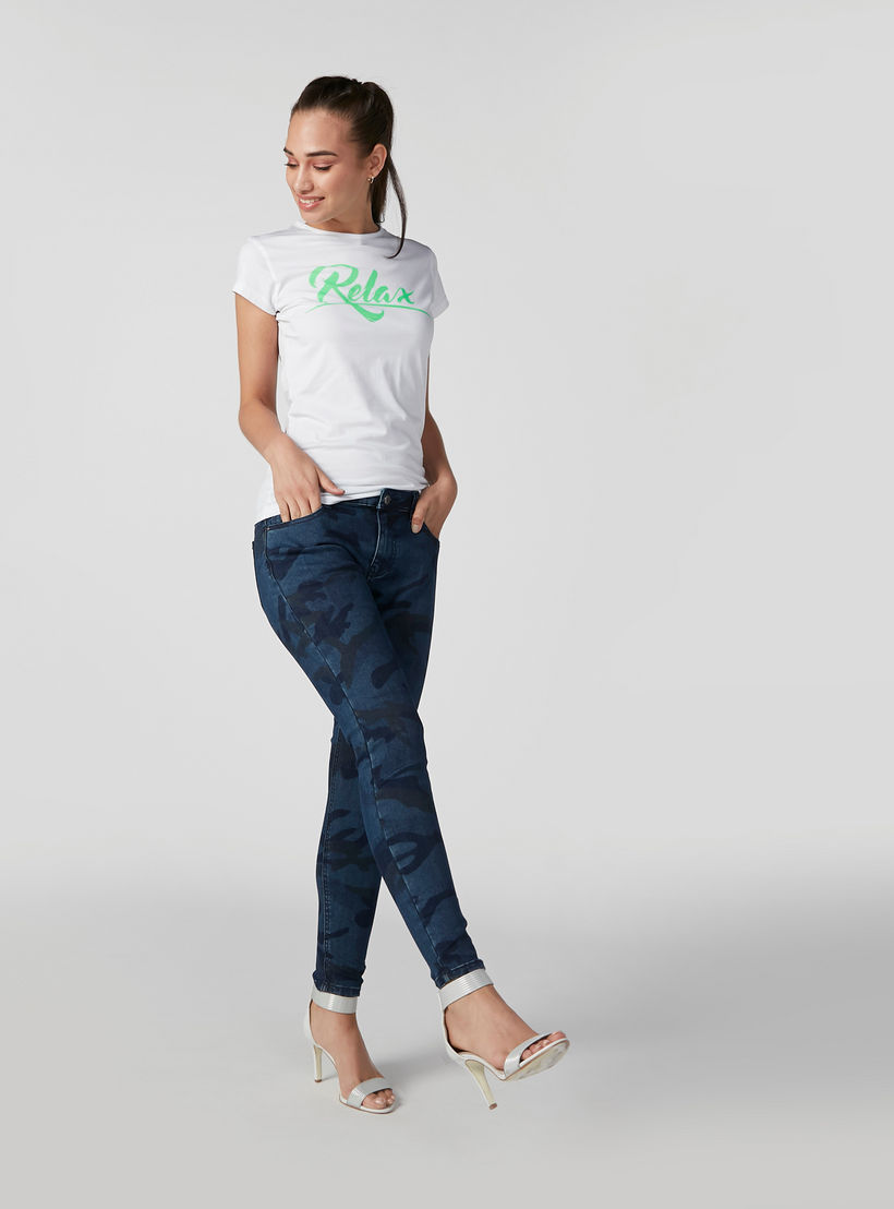 بنطلون جينز مستدام سكيني بجيوب وطبعات مموهّة-women-clothing-bottoms-jeans-image-2