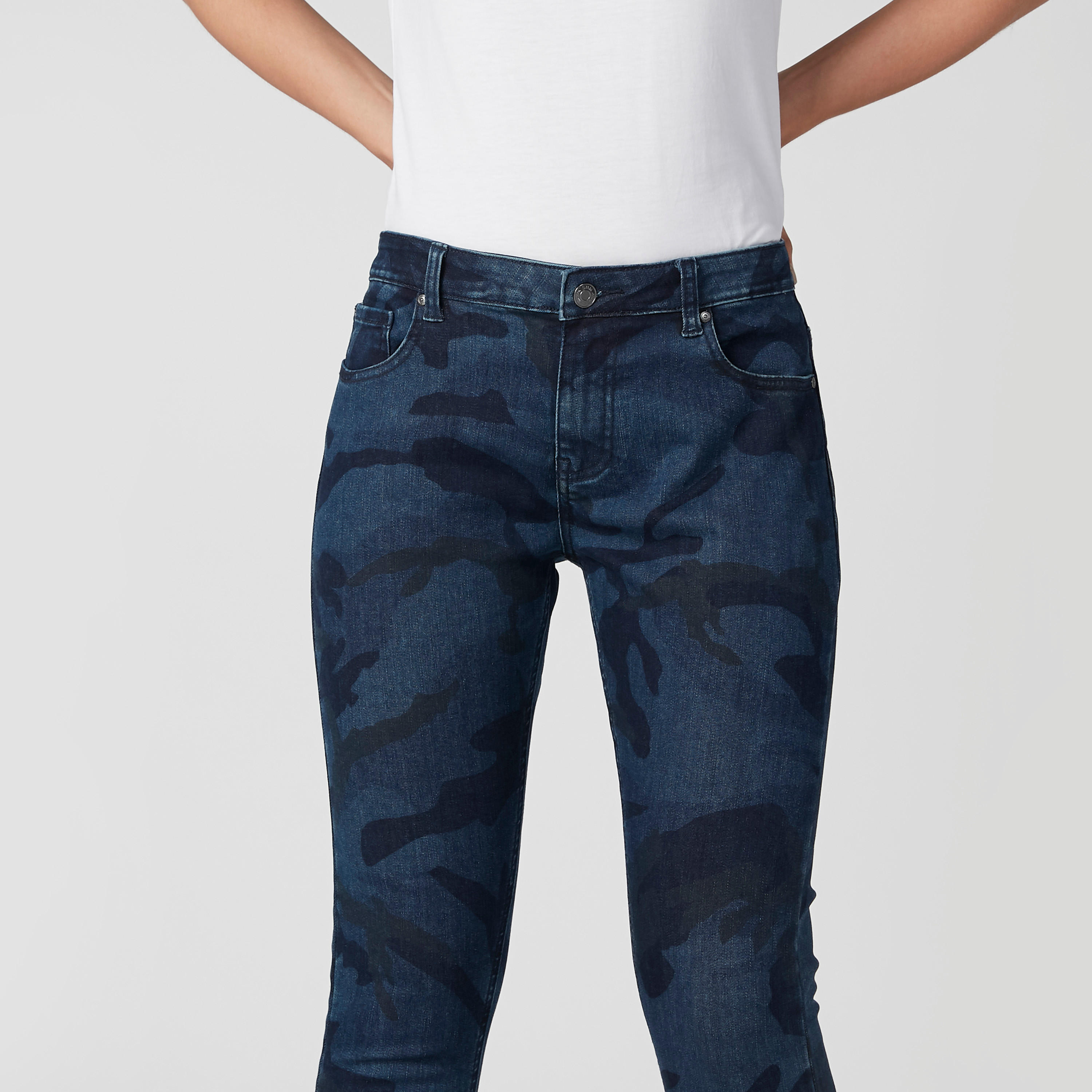 بنطلون جينز مستدام سكيني بجيوب وطبعات مموهّة-women-clothing-bottoms-jeans-image-3
