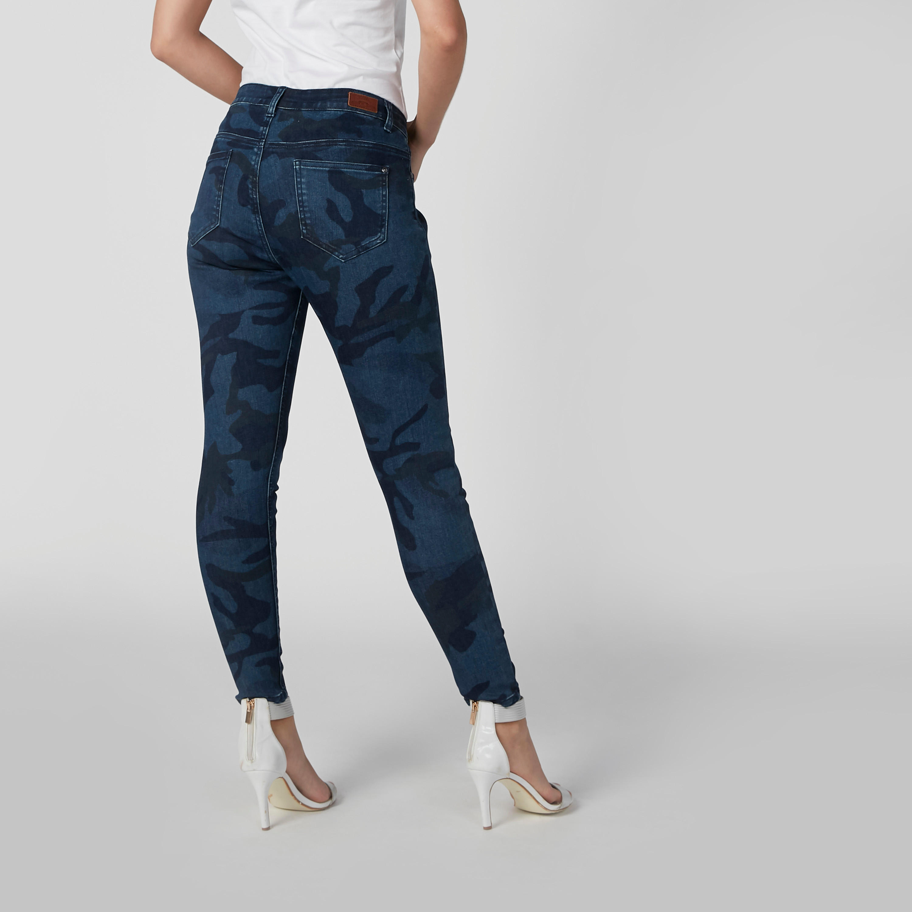 بنطلون جينز  مستدام سكيني بجيوب وطبعات مموهّة-women-clothing-bottoms-jeans-image-4