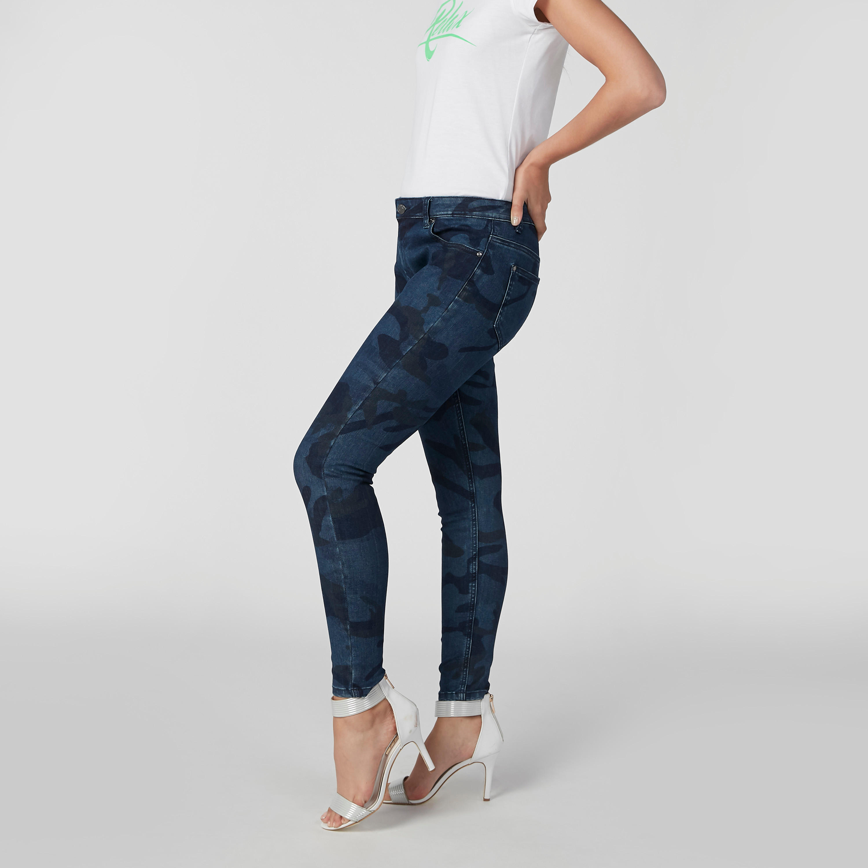 بنطلون جينز مستدام سكيني بجيوب وطبعات مموهّة-women-clothing-bottoms-jeans-image-5