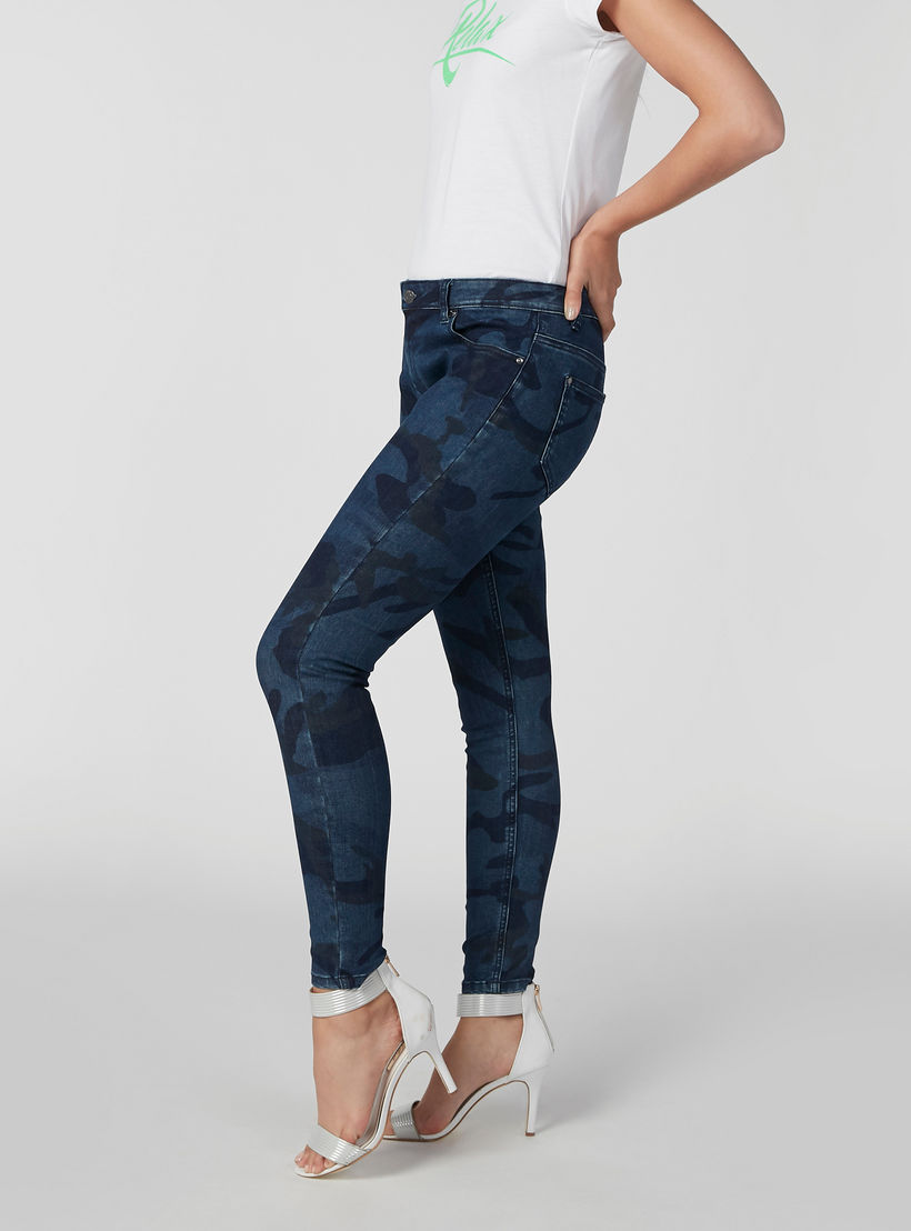 بنطلون جينز مستدام سكيني بجيوب وطبعات مموهّة-women-clothing-bottoms-jeans-image-5