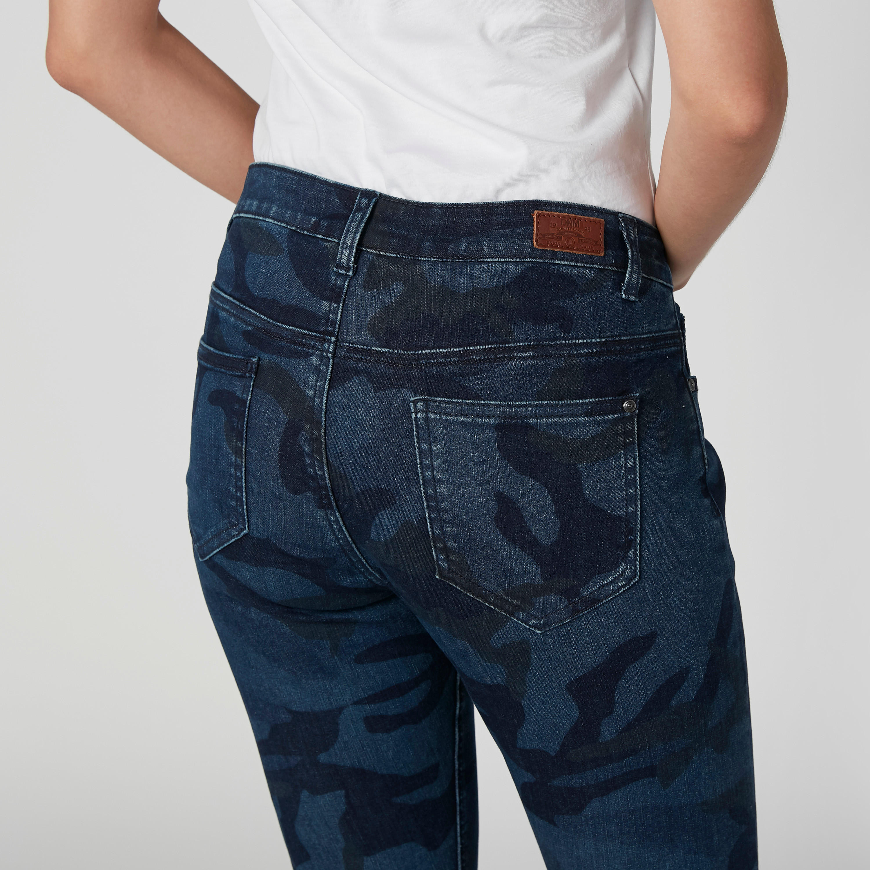 بنطلون جينز  مستدام سكيني بجيوب وطبعات مموهّة-women-clothing-bottoms-jeans-image-6